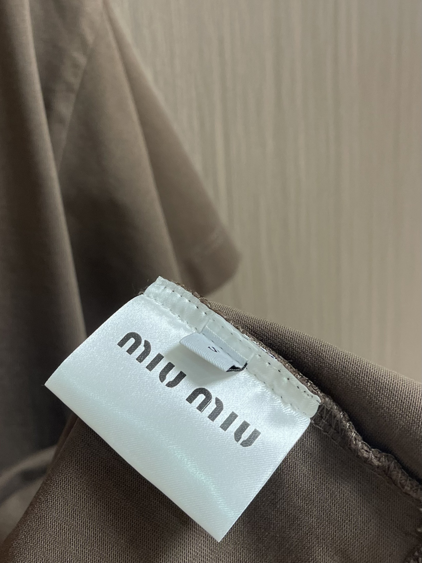 MIUMIU 2025ss春夏新款字母logo标识印花短袖T恤，既不单调也不复杂，恰到好处的展现品味！面