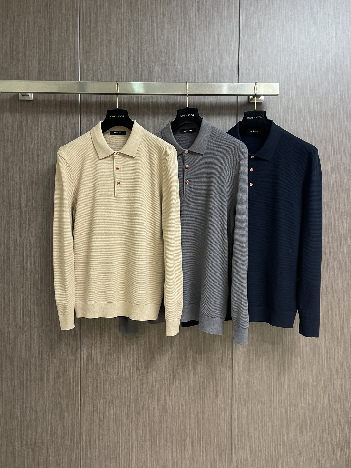 kiton 三扣翻领针织长袖毛衣 精选优质面料，轻盈蓬松却比普通羊毛更保暖，室内外自由切换，告别臃肿！细
