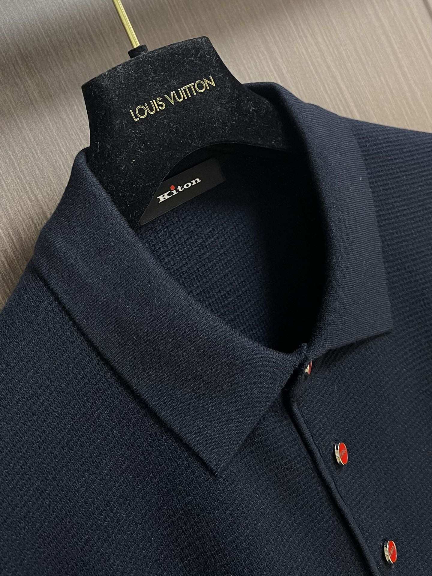 kiton 三扣翻领针织长袖毛衣 精选优质面料，轻盈蓬松却比普通羊毛更保暖，室内外自由切换，告别臃肿！细