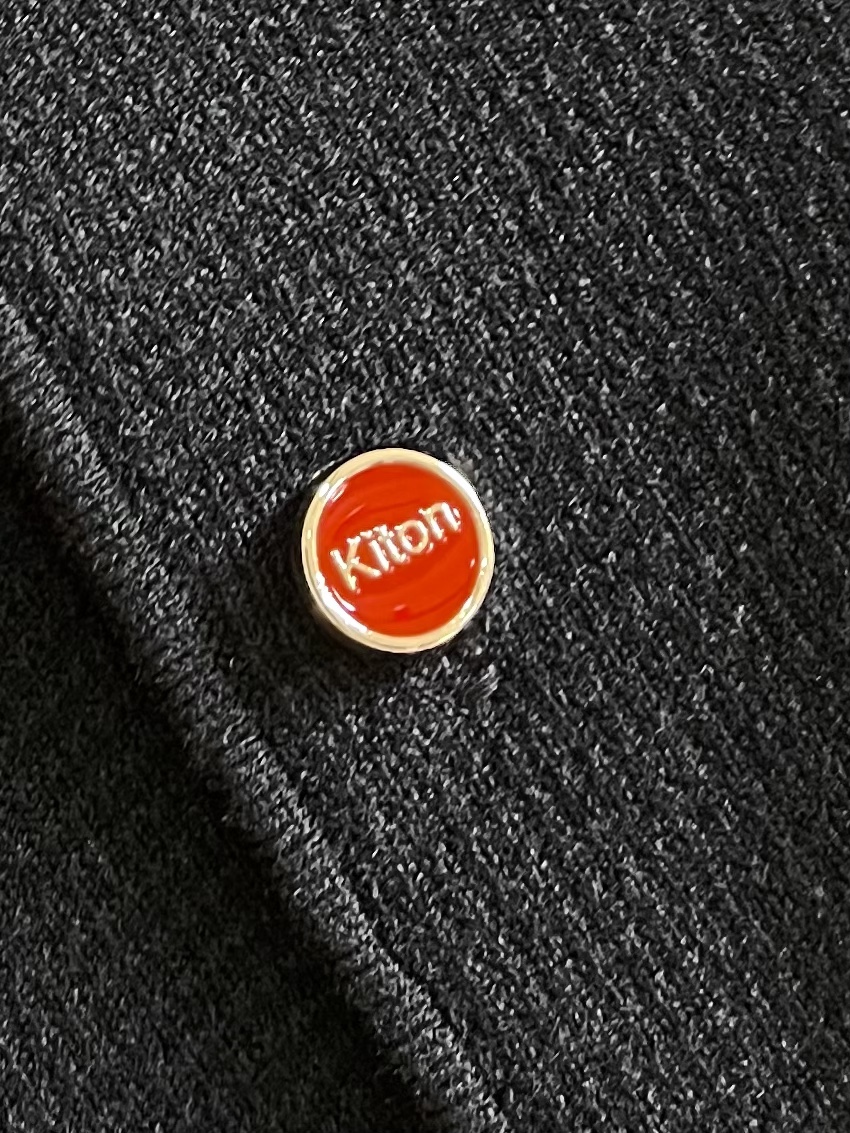 kiton 三扣翻领针织长袖毛衣 精选优质面料，轻盈蓬松却比普通羊毛更保暖，室内外自由切换，告别臃肿！细