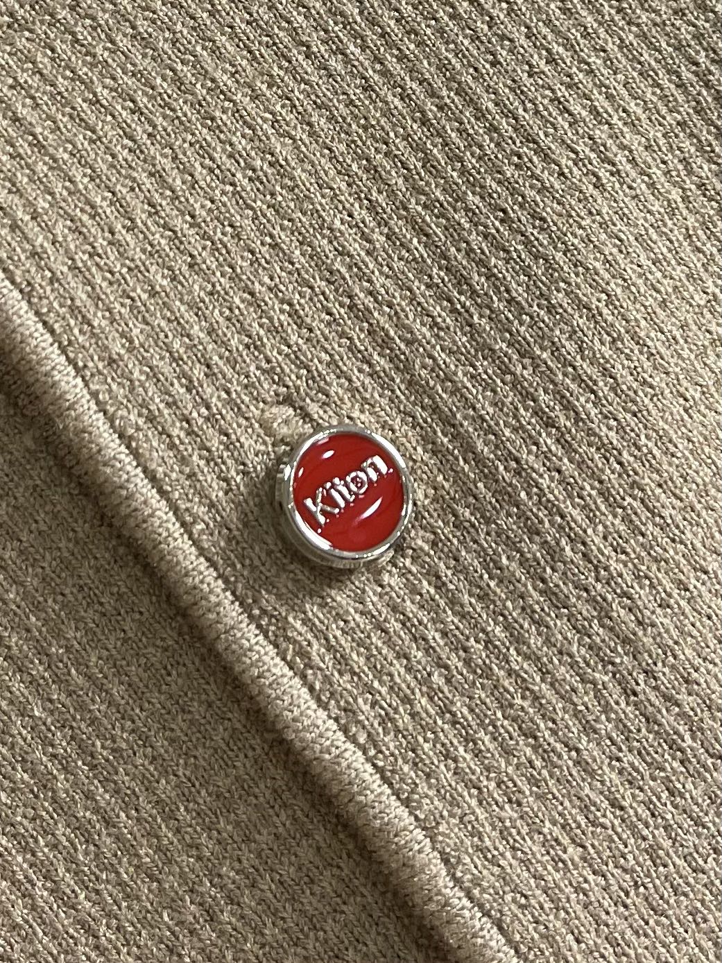 kiton 三扣翻领针织长袖毛衣 精选优质面料，轻盈蓬松却比普通羊毛更保暖，室内外自由切换，告别臃肿！细