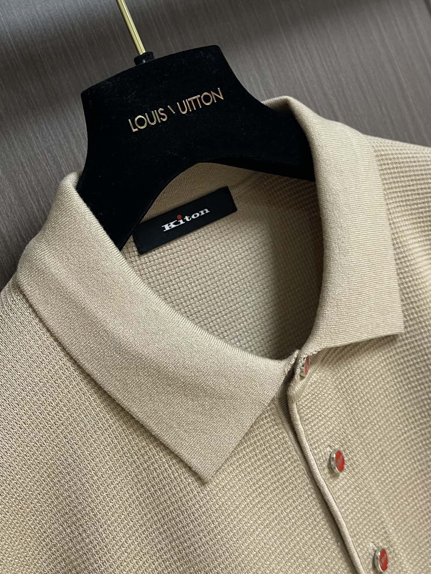 kiton 三扣翻领针织长袖毛衣 精选优质面料，轻盈蓬松却比普通羊毛更保暖，室内外自由切换，告别臃肿！细