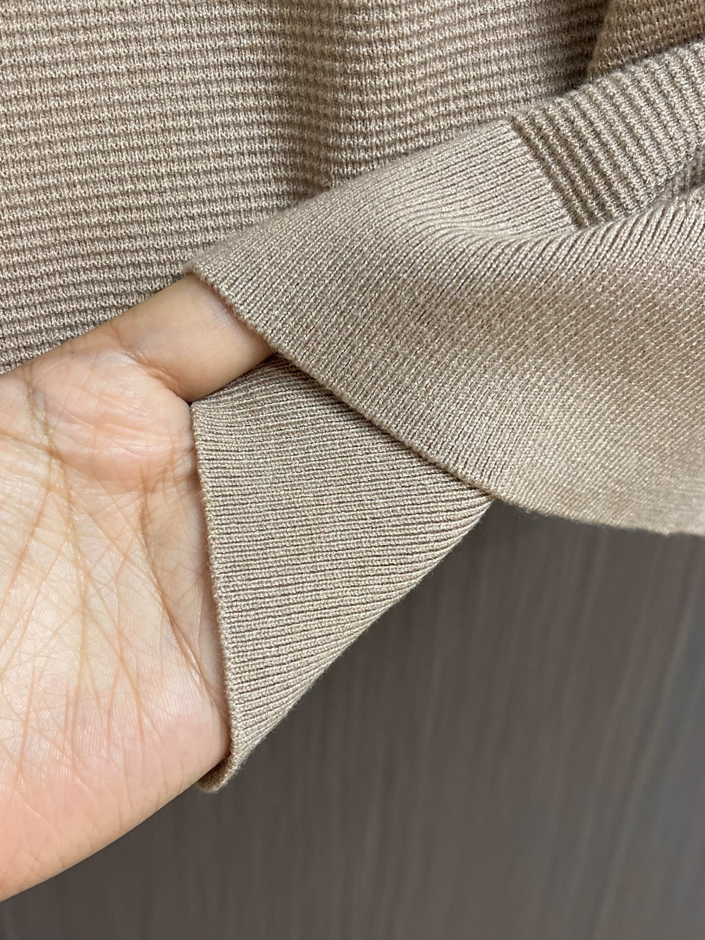 kiton 三扣翻领针织长袖毛衣 精选优质面料，轻盈蓬松却比普通羊毛更保暖，室内外自由切换，告别臃肿！细