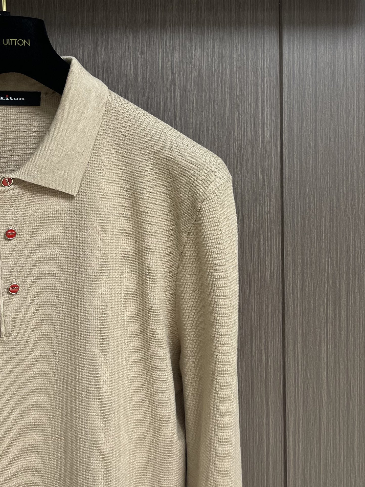kiton 三扣翻领针织长袖毛衣 精选优质面料，轻盈蓬松却比普通羊毛更保暖，室内外自由切换，告别臃肿！细