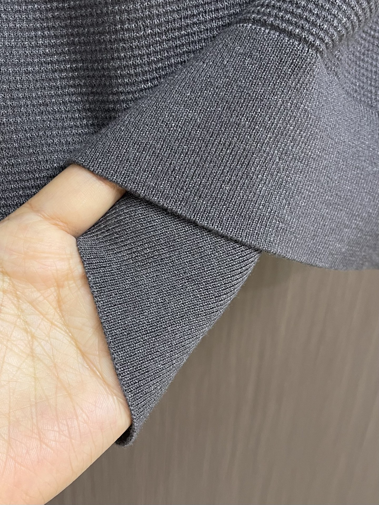 kiton 三扣翻领针织长袖毛衣 精选优质面料，轻盈蓬松却比普通羊毛更保暖，室内外自由切换，告别臃肿！细