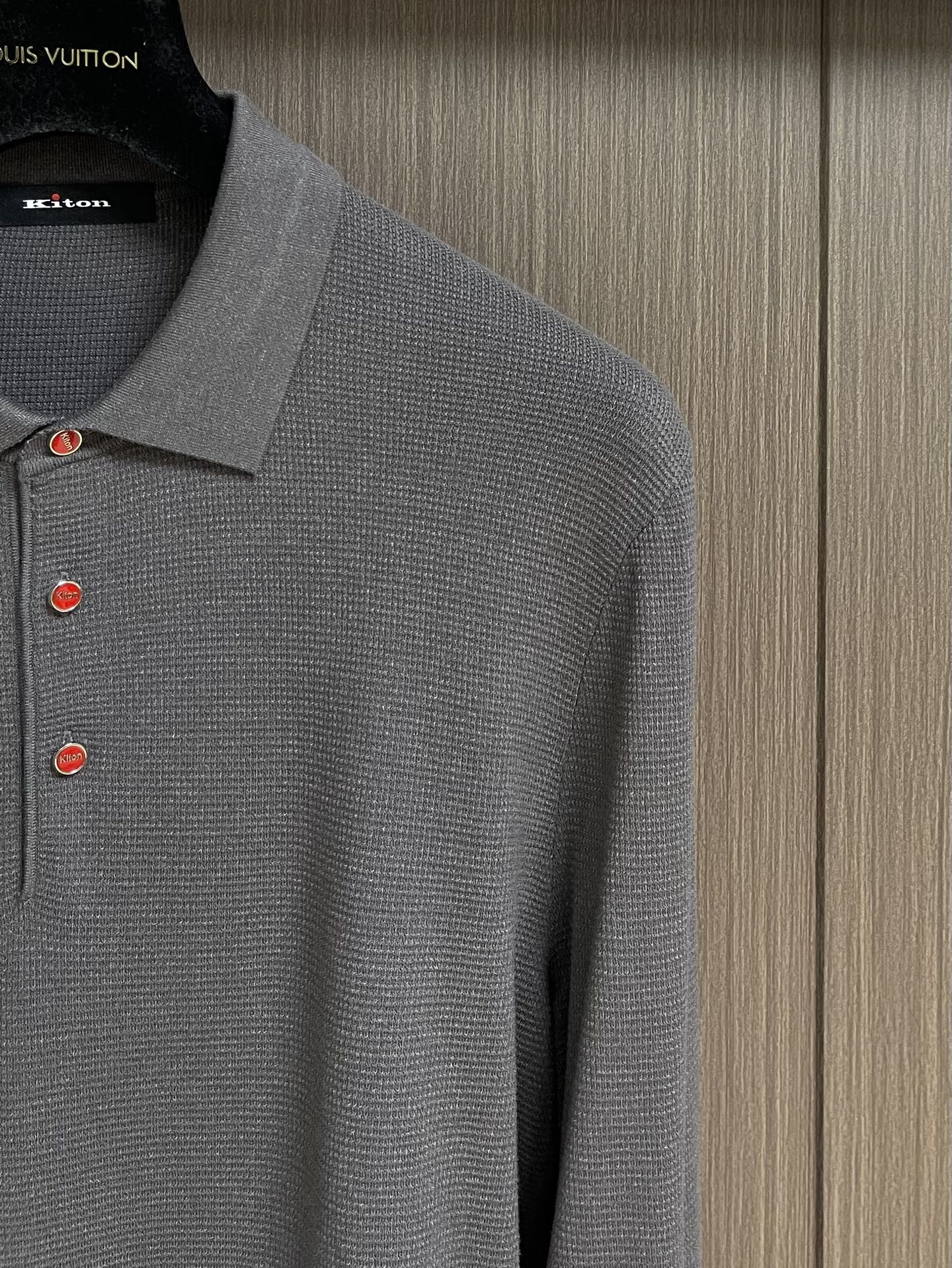 kiton 三扣翻领针织长袖毛衣 精选优质面料，轻盈蓬松却比普通羊毛更保暖，室内外自由切换，告别臃肿！细