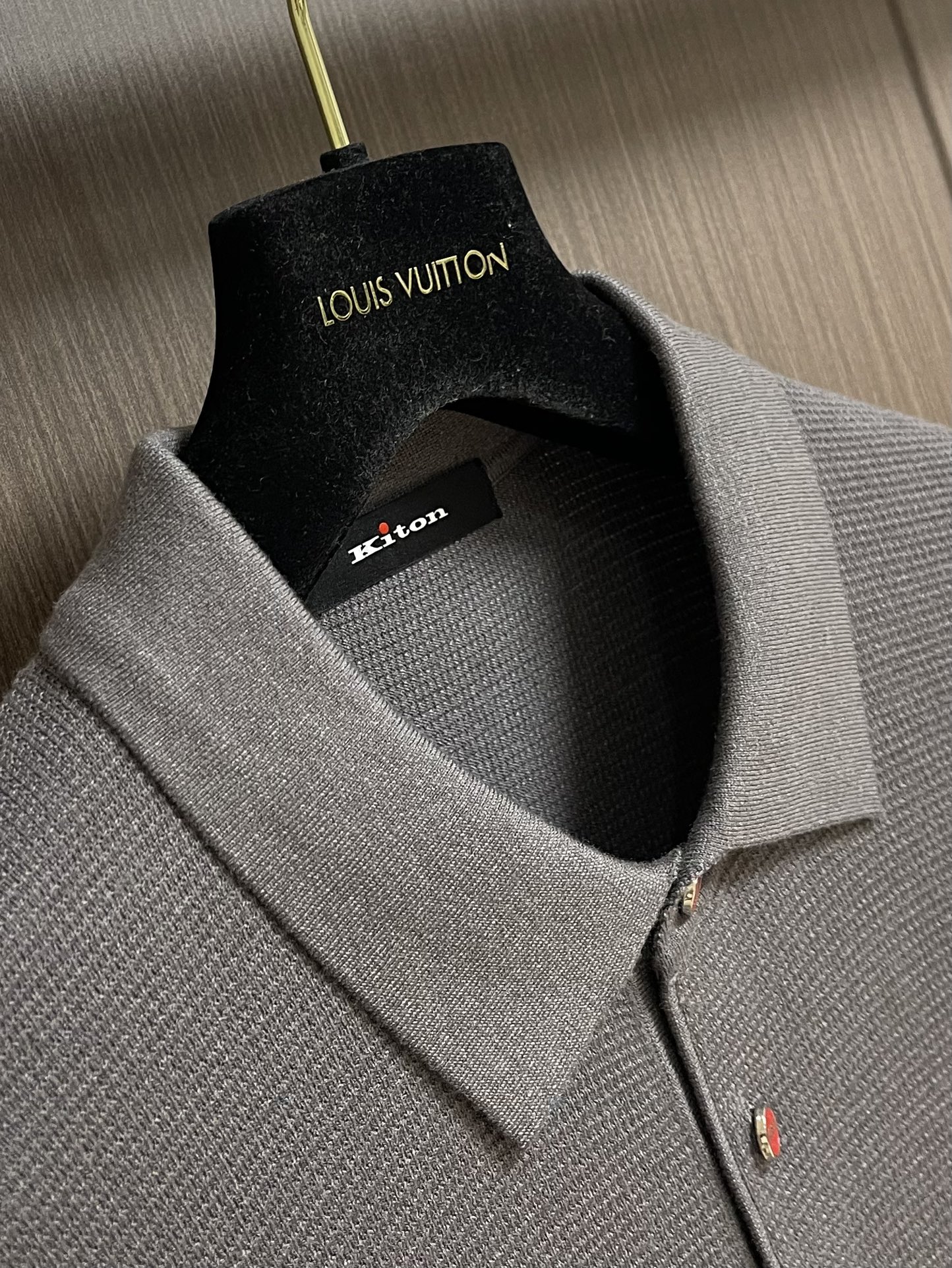 kiton 三扣翻领针织长袖毛衣 精选优质面料，轻盈蓬松却比普通羊毛更保暖，室内外自由切换，告别臃肿！细