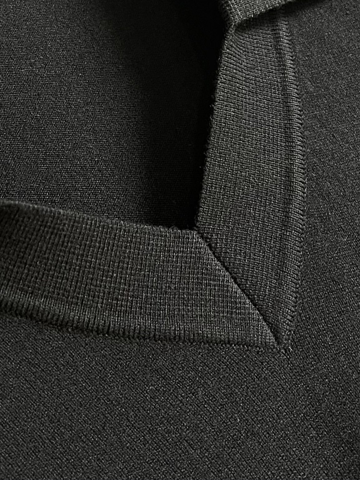 Brioni布莱奥尼 秋冬新品翻领长袖羊毛衫，作为年度最是经典单品，经过设计重新演绎，质感绝佳，手感非常