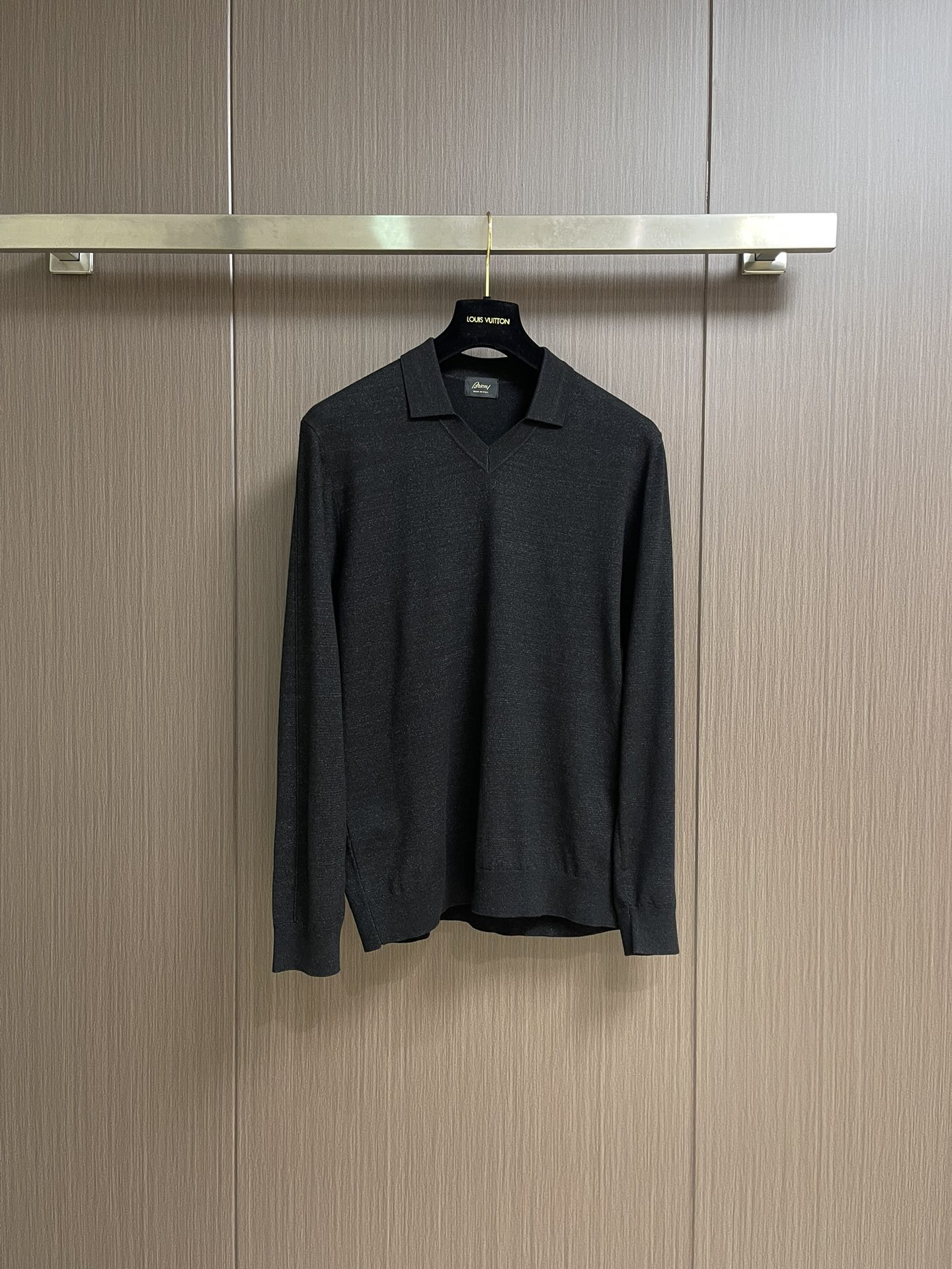 NO:531236,Brioni's new Autumn and Winter Lapel Long Sleeve Cardigan, as the most classic item of the year, has been reinterpreted with excellent texture, very soft and delicate feel, and has obvious unique insights in details. It is simple and versatile. Size M-3XL, alexander wang19860909Brioni布莱奥尼 秋冬新品翻领长袖羊毛衫,作为年度最是经典单品,经过设计重新演绎,质感绝佳,手感非常柔软细腻,细节上显而易见的独特见解,简约更百搭 .尺码M-3XL,,alexander wang,Men's clothing