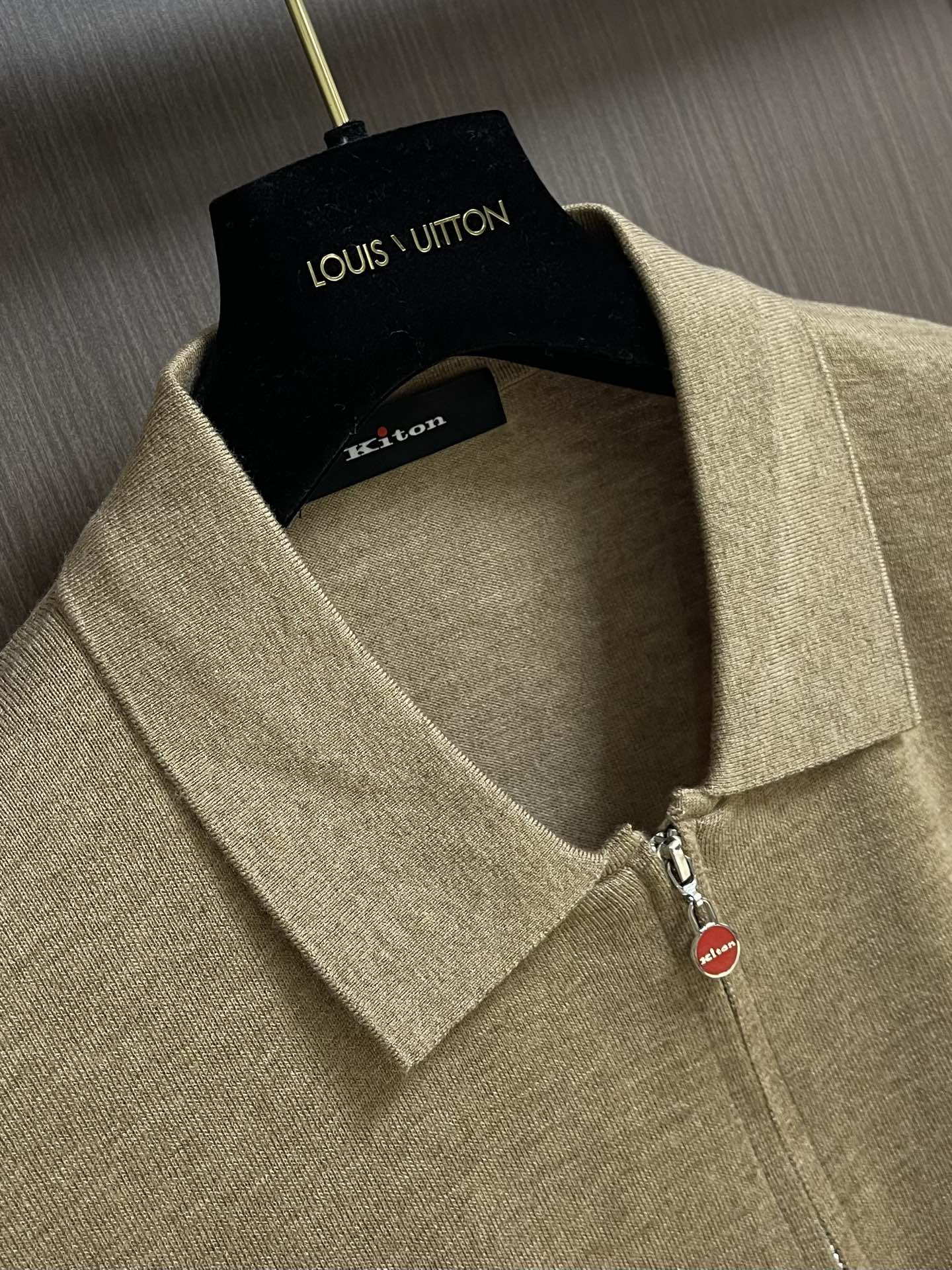 kiton 半拉链翻领针织毛衣，精选优质美利奴羊毛，轻盈蓬松却比普通羊毛更保暖，室内外自由切换，告别臃肿