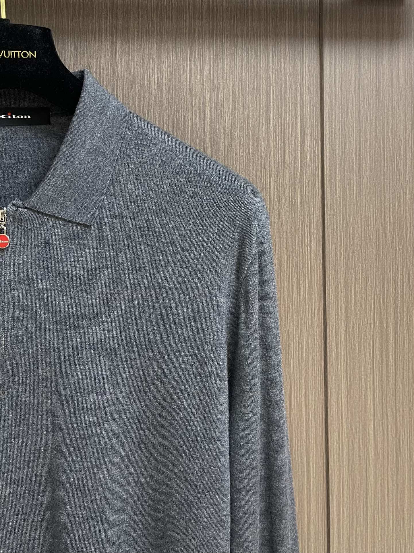 kiton 半拉链翻领针织毛衣，精选优质美利奴羊毛，轻盈蓬松却比普通羊毛更保暖，室内外自由切换，告别臃肿
