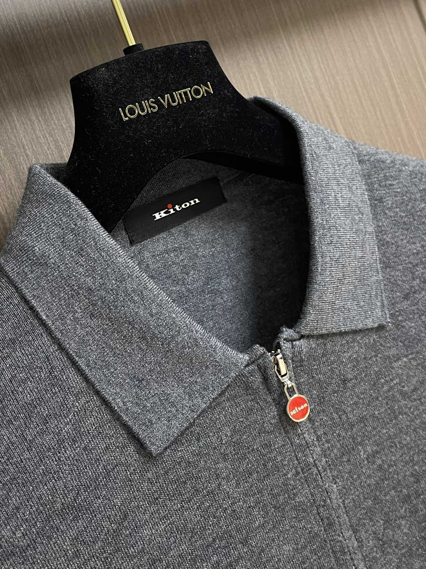 kiton 半拉链翻领针织毛衣，精选优质美利奴羊毛，轻盈蓬松却比普通羊毛更保暖，室内外自由切换，告别臃肿