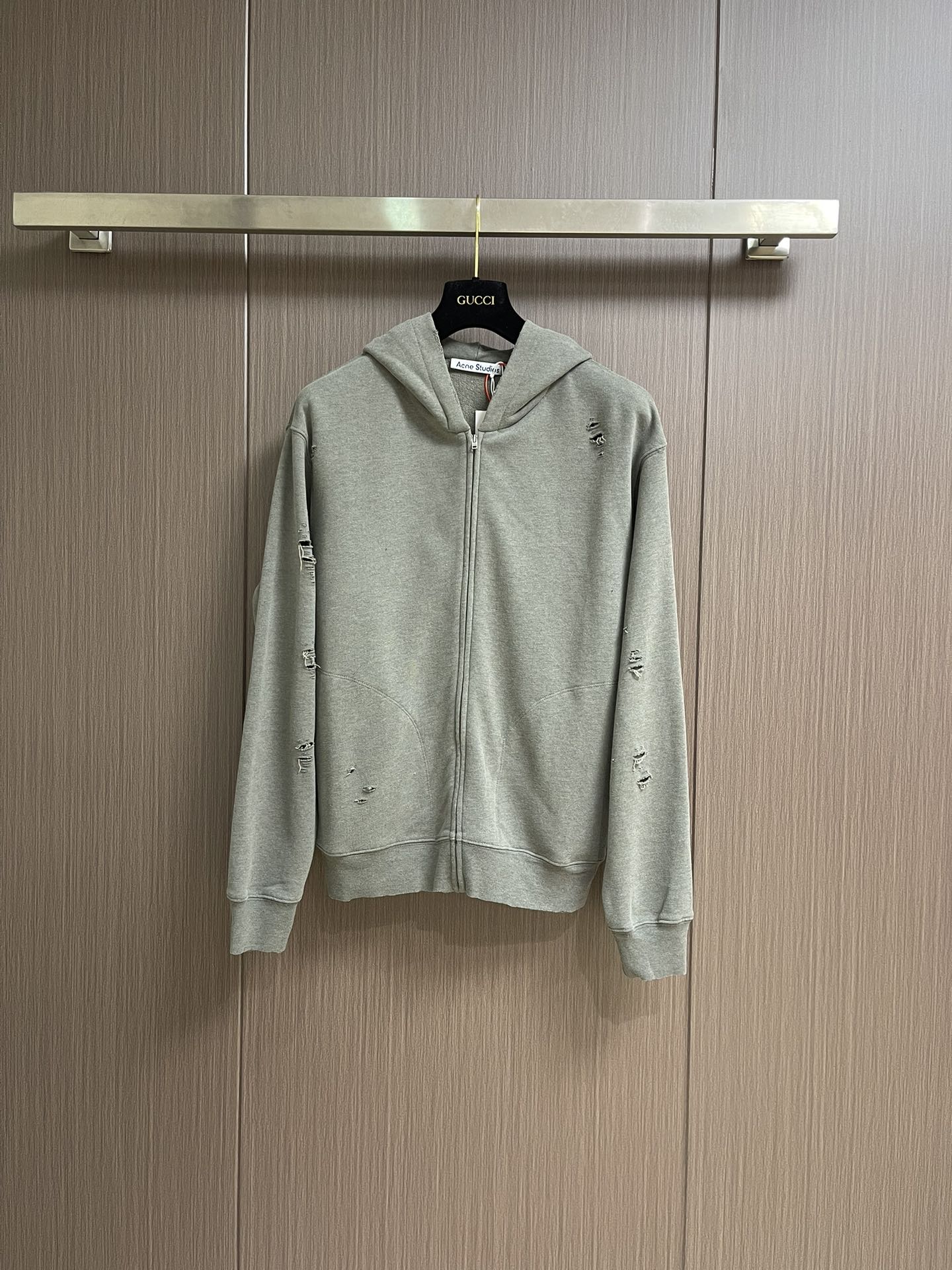 NO:522715,Acne Studios ripped old logo zipper jacket, customized dyed gray-green soft cotton, cloud-like touch, delicate and soft, comfortable skin, with a pure gray-green tone, it looks like the elegance after the years, the front is homogeneous ean fit, the back is engraved with Studios' unrestrained soul, clever integration of hole elements, deliberate rebellion, and breaking away from the traditional constraints. Unique in the wave of trend, glue printing is used. The chest printing has been modified three times by film mesh boards. Use glue coating to print patterns on the fabric. Baking fabrics to fix the printing pattern. Many parts of the body are worn by pure artificial regularity. Hand brush marks add texture and depth to the surface of the clothing to imitate the texture of natural wear, the fabric is washed, and the texture feels better.  Not easy to deform, not easy to shrink, not easy to fade, maintain long-term beauty. Size S-XL, acne studios, dior, jackets & coats, alexander wang19860909Acne Studios 破洞做旧徽标拉链外套,定制定染灰绿臻柔棉彩棉料 云感般的触感 细腻柔软 舒适贴肤 以一袭纯粹灰绿调 似是岁月沉淀后的优雅 前幅同质化ean fit呈现后幅镌刻着Studios不羁的灵魂 破洞元素的巧妙融入 在黛黑画布上肆意挥洒 是刻意为之的叛逆 是对传统束缚的挣脱 在潮流的浪潮中独树一帜,采用胶浆印花 胸前印花经过三次菲林网板修改 使用胶浆体涂料在织物上打印图案 烘烤织物以固定印刷图案 衣身多处皆由纯人工规律性定位磨破 手工刷痕 在衣物表面增加纹理和深度感 以模仿自然磨损的质感,面料都经过浇洗 手感质感更佳 不易变形 不易缩水 不易褪色 保持长久的美观.尺码S-XL,,acne studios,dior,jackets & coats,alexander wang,Men's clothing