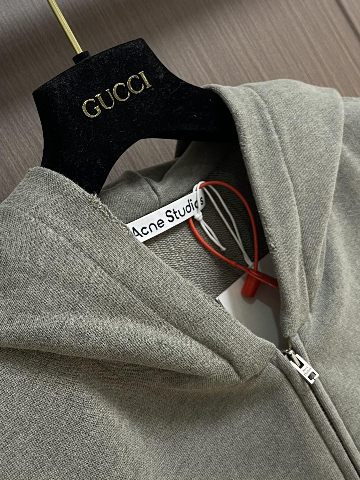 Acne Studios 破洞做旧徽标拉链外套，定制定染灰绿臻柔棉彩棉料 云感般的触感 细腻柔软 舒适贴