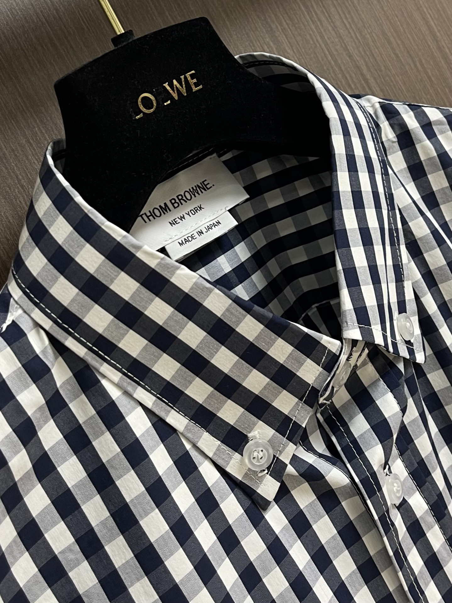 THOM BROWNE TB经典双袖织带色织格子长袖衬衫 面料采用高定色织定制100％新疆长绒棉深蓝色条