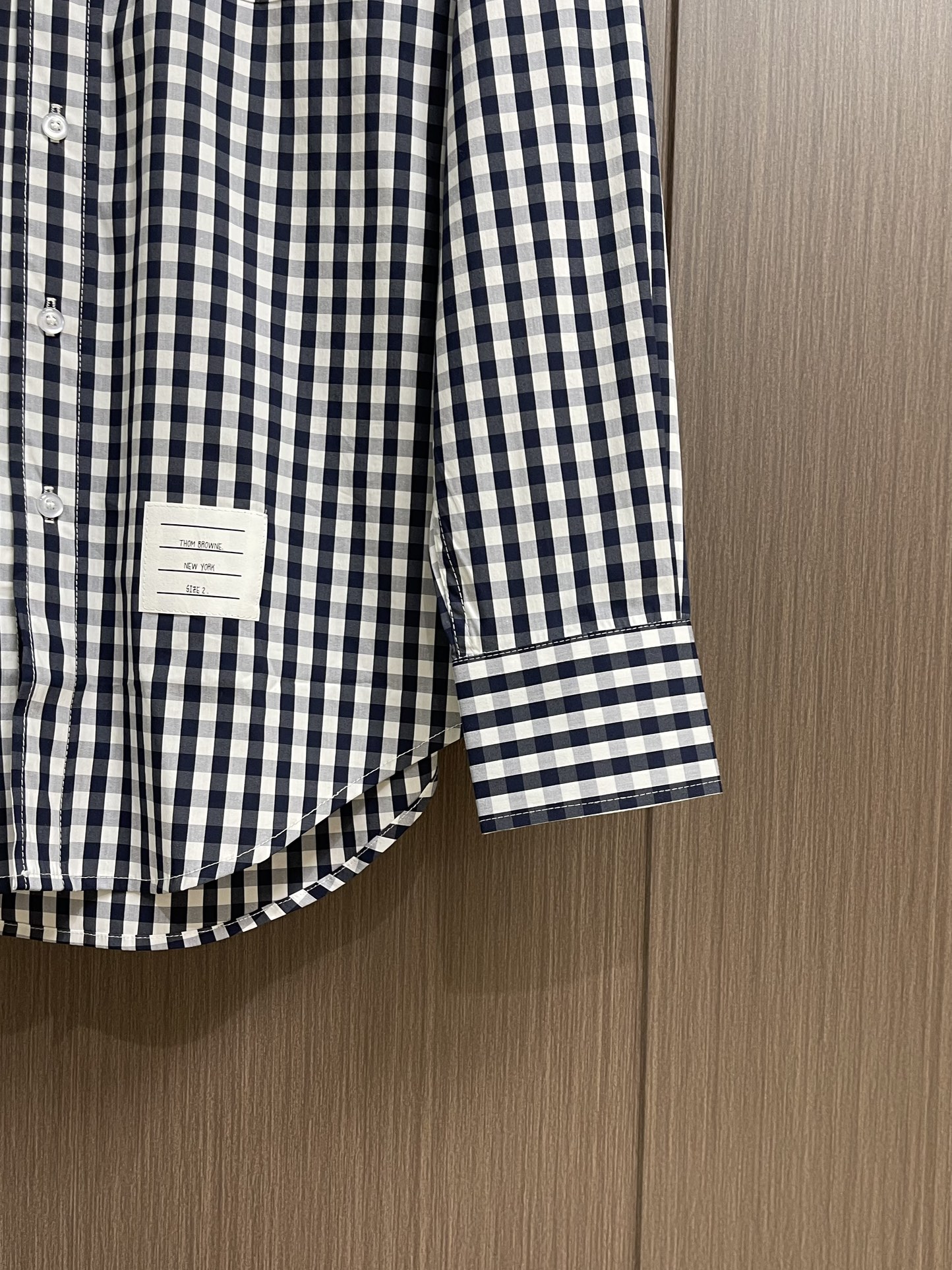 THOM BROWNE TB经典双袖织带色织格子长袖衬衫 面料采用高定色织定制100％新疆长绒棉深蓝色条