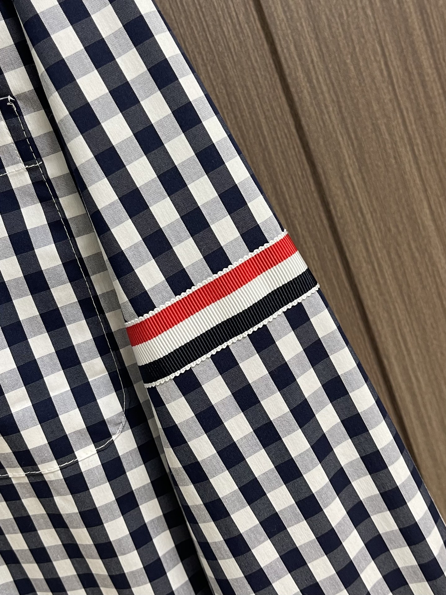 THOM BROWNE TB经典双袖织带色织格子长袖衬衫 面料采用高定色织定制100％新疆长绒棉深蓝色条