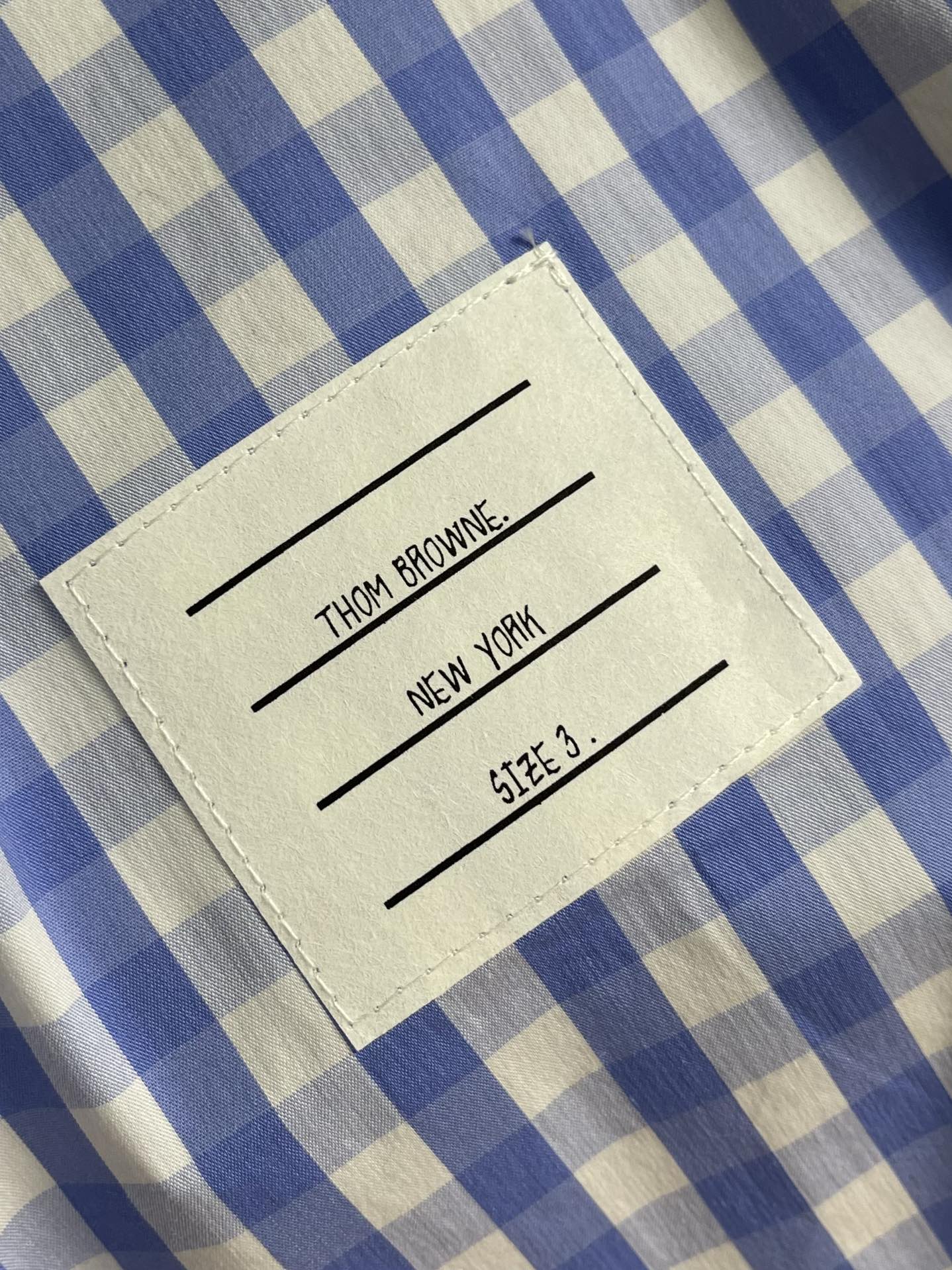 THOM BROWNE TB经典双袖织带色织格子长袖衬衫 面料采用高定色织定制100％新疆长绒棉深蓝色条