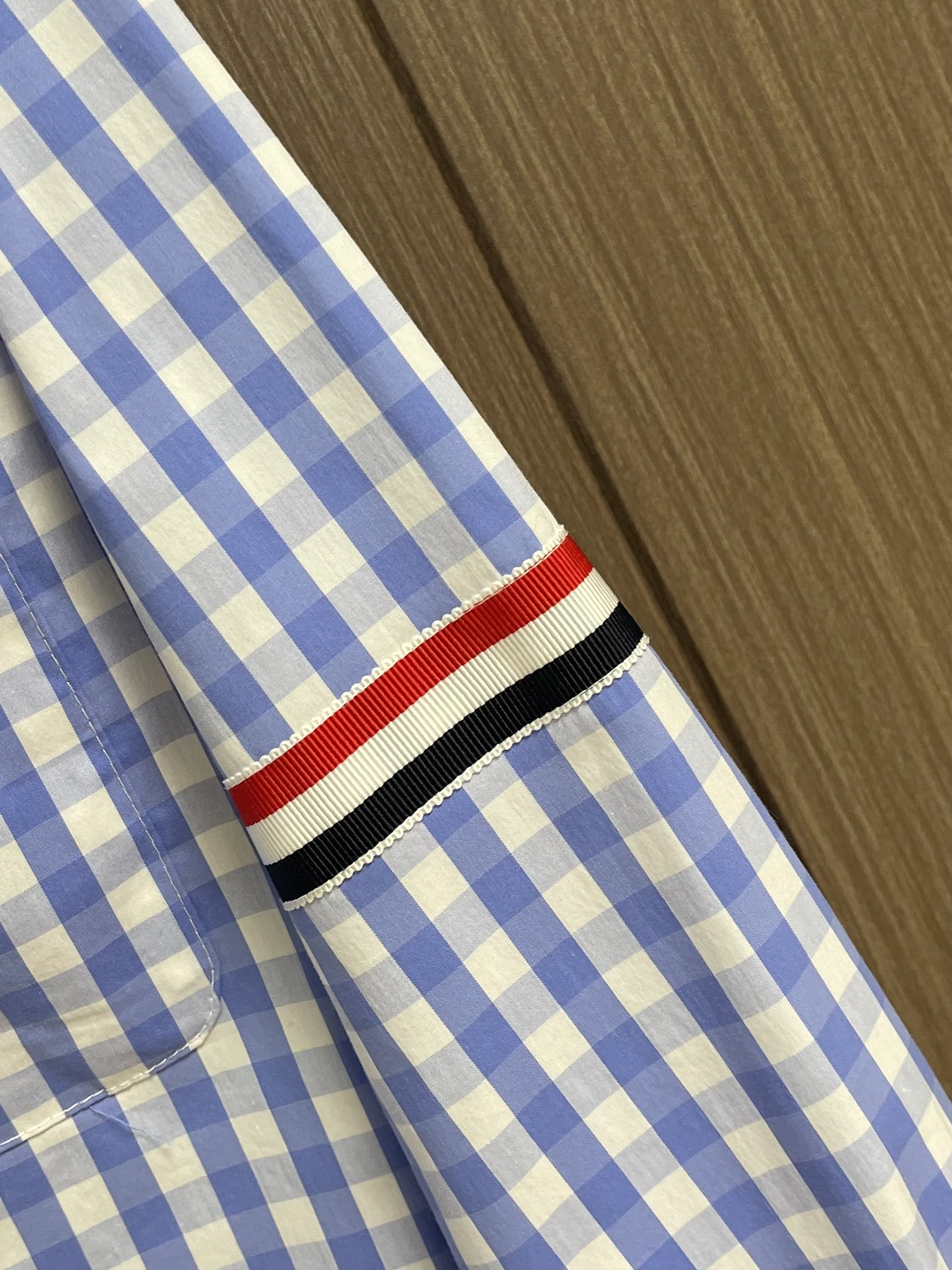 THOM BROWNE TB经典双袖织带色织格子长袖衬衫 面料采用高定色织定制100％新疆长绒棉深蓝色条