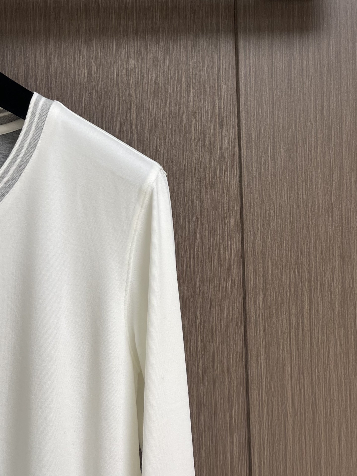 BC Brunello Cucinelli 2025SS秋季新品假两件V领长袖T恤，帅气时尚，简约百搭款