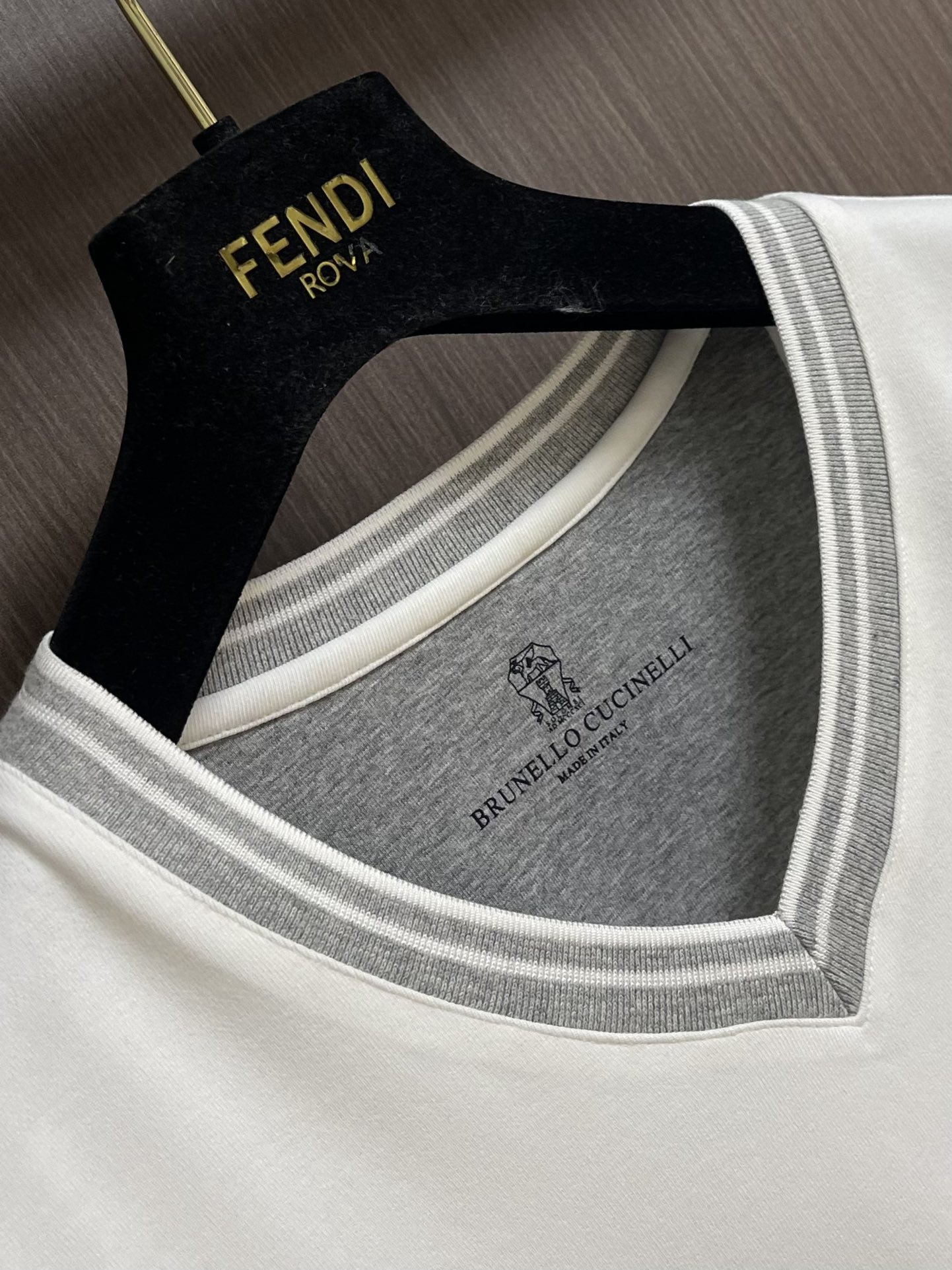 BC Brunello Cucinelli 2025SS秋季新品假两件V领长袖T恤，帅气时尚，简约百搭款