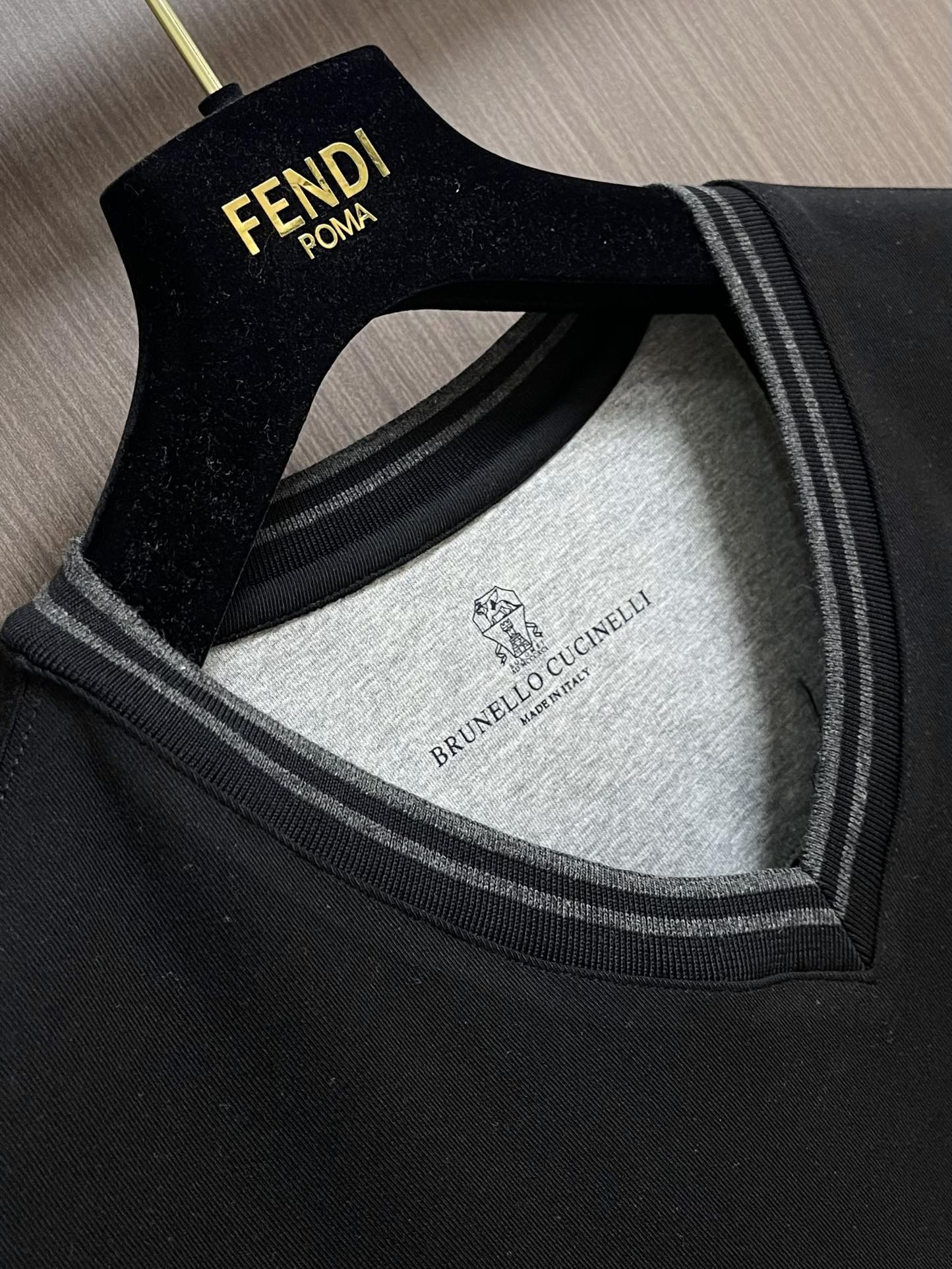 BC Brunello Cucinelli 2025SS秋季新品假两件V领长袖T恤，帅气时尚，简约百搭款
