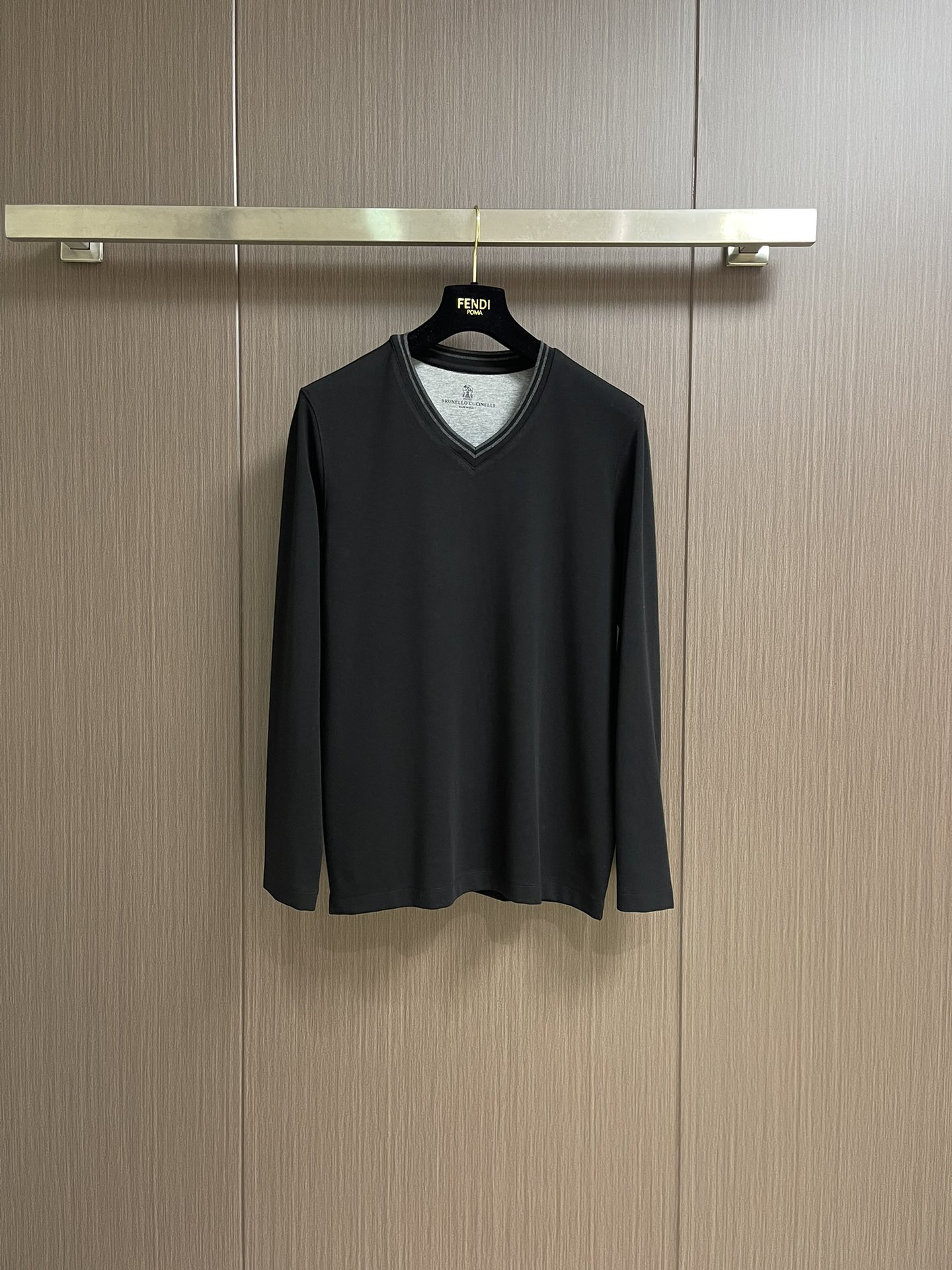 NO:522697,BC Brunello Cucinelli 2025SS Fall New Product Fake Two-Piece V-neck Long Sleeve T-shirt, handsome and fashionable, simple and versatile. Fabric cotton is not only crisp, maintains a fashionable silhouette, but also comfortable to wear, and the yarn is more delicate. Size M-3XL, brunello cucinelli,tees, t-shirt, alexander wang19860909BC Brunello Cucinelli 2025SS秋季新品假两件V领长袖T恤,帅气时尚,简约百搭款.面料棉 不仅挺括,保持潮流的廓形,又穿着舒适,纱织更细腻.尺码M-3XL,,brunello cucinelli,tees，t-shirt,alexander wang,Men's clothing