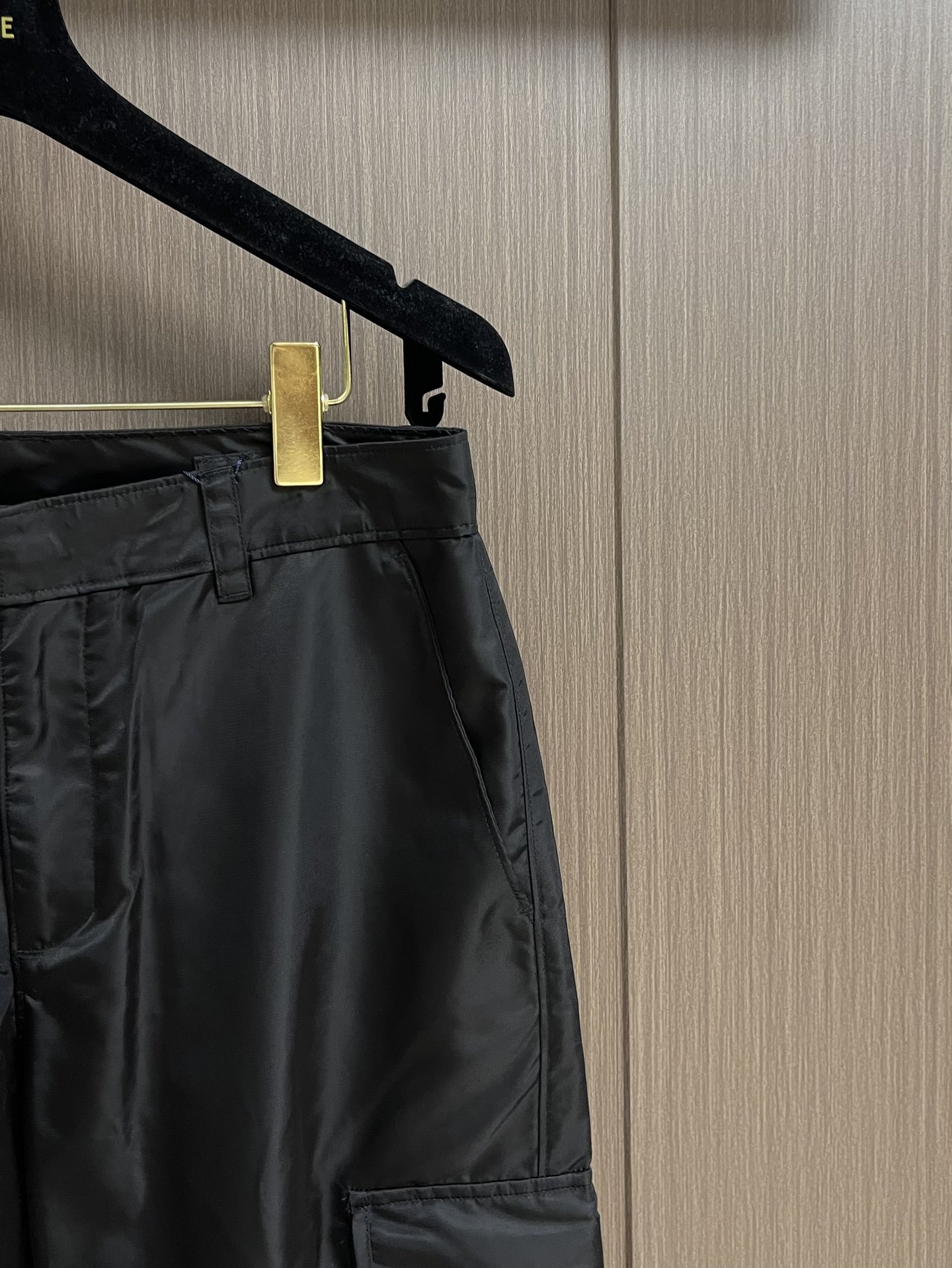 Prada 2025ss新款多袋工装休闲裤，这款长裤采用re-nylon再生尼龙面料打造，饰以标志性的涂