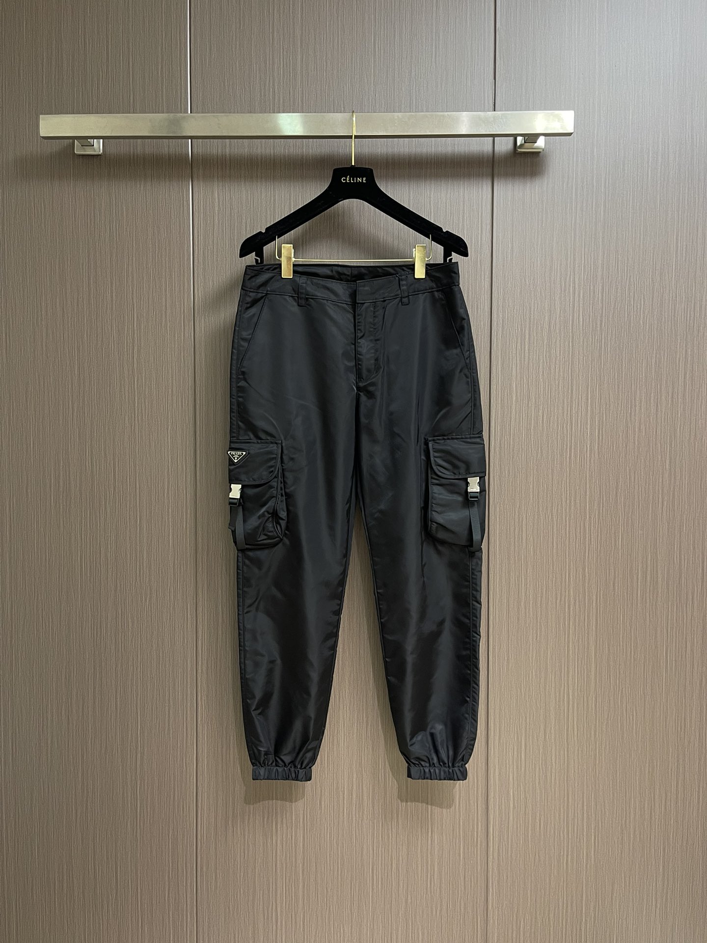 NO:522721,Prada 2025ss new multi-bag work casual pants, these trousers are made of re-nylon recycled nylon fabric, decorated with the iconic enameled triangular metal logo. The recycled nylon yarn econyl is made by purifying marine plastics, fishing nets and textile fiber recycling. The upper body is versatile and full of class. Size S-XL, prada, alexander wang19860909Prada 2025ss新款多袋工装休闲裤,这款长裤采用re-nylon再生尼龙面料打造,饰以标志性的涂珐琅三角形金属徽标.再生尼龙纱线econyl通过提纯海洋塑料、渔网和纺织纤维回收物制成 上身百搭 档次感十足.尺码S-XL,,prada,alexander wang,Men's clothing