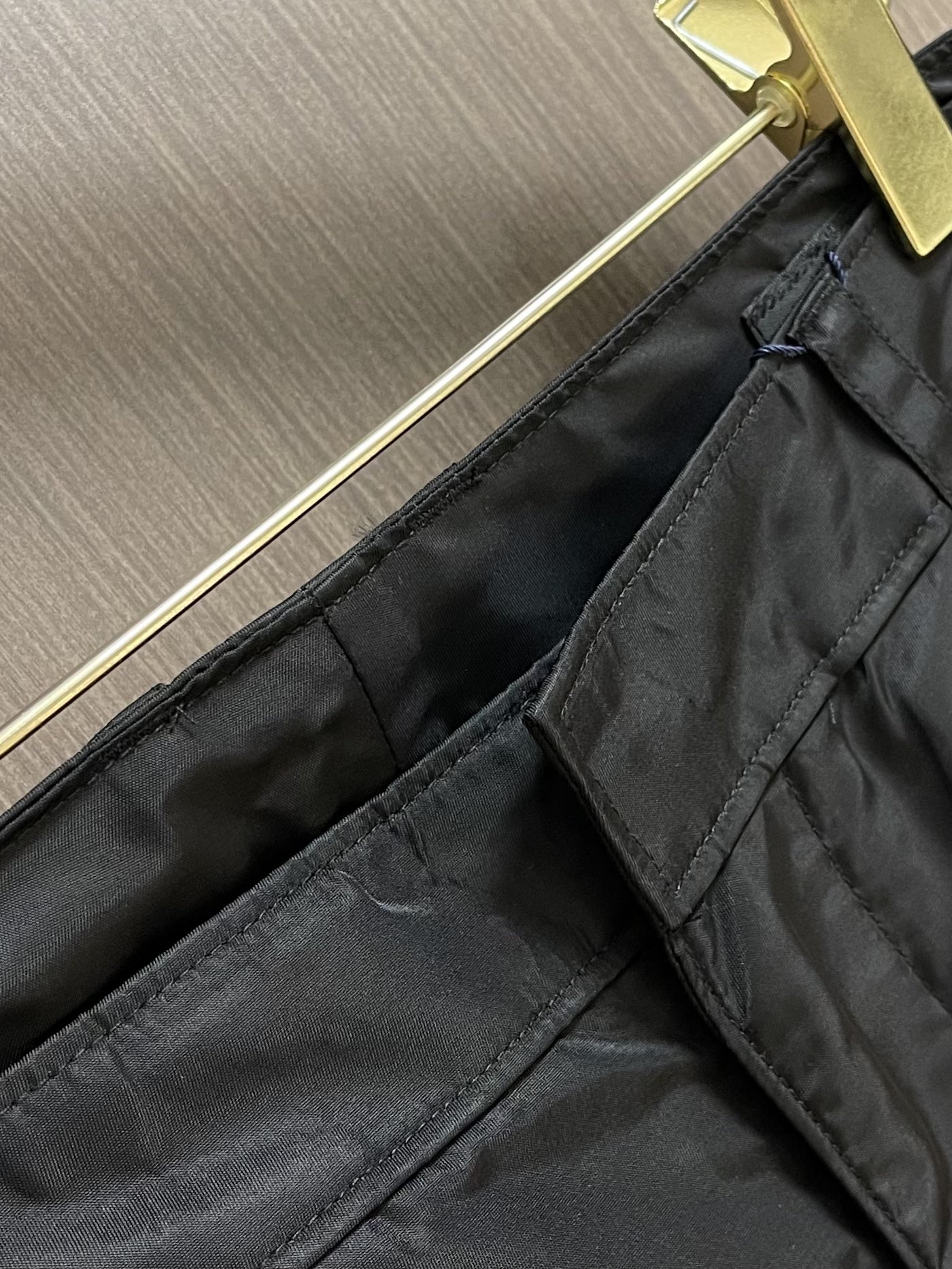 Prada 2025ss新款多袋工装休闲裤，这款长裤采用re-nylon再生尼龙面料打造，饰以标志性的涂