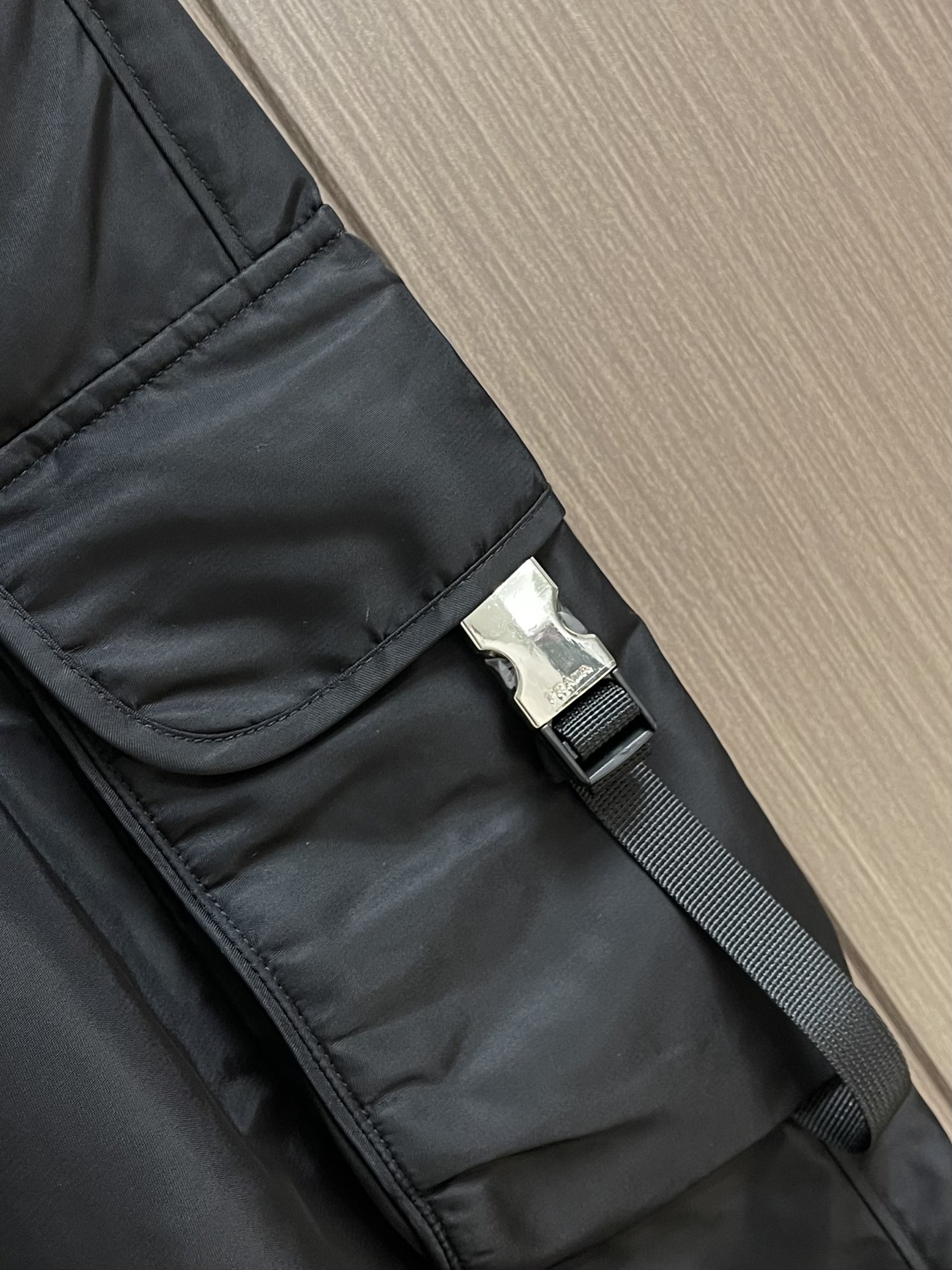 Prada 2025ss新款多袋工装休闲裤，这款长裤采用re-nylon再生尼龙面料打造，饰以标志性的涂