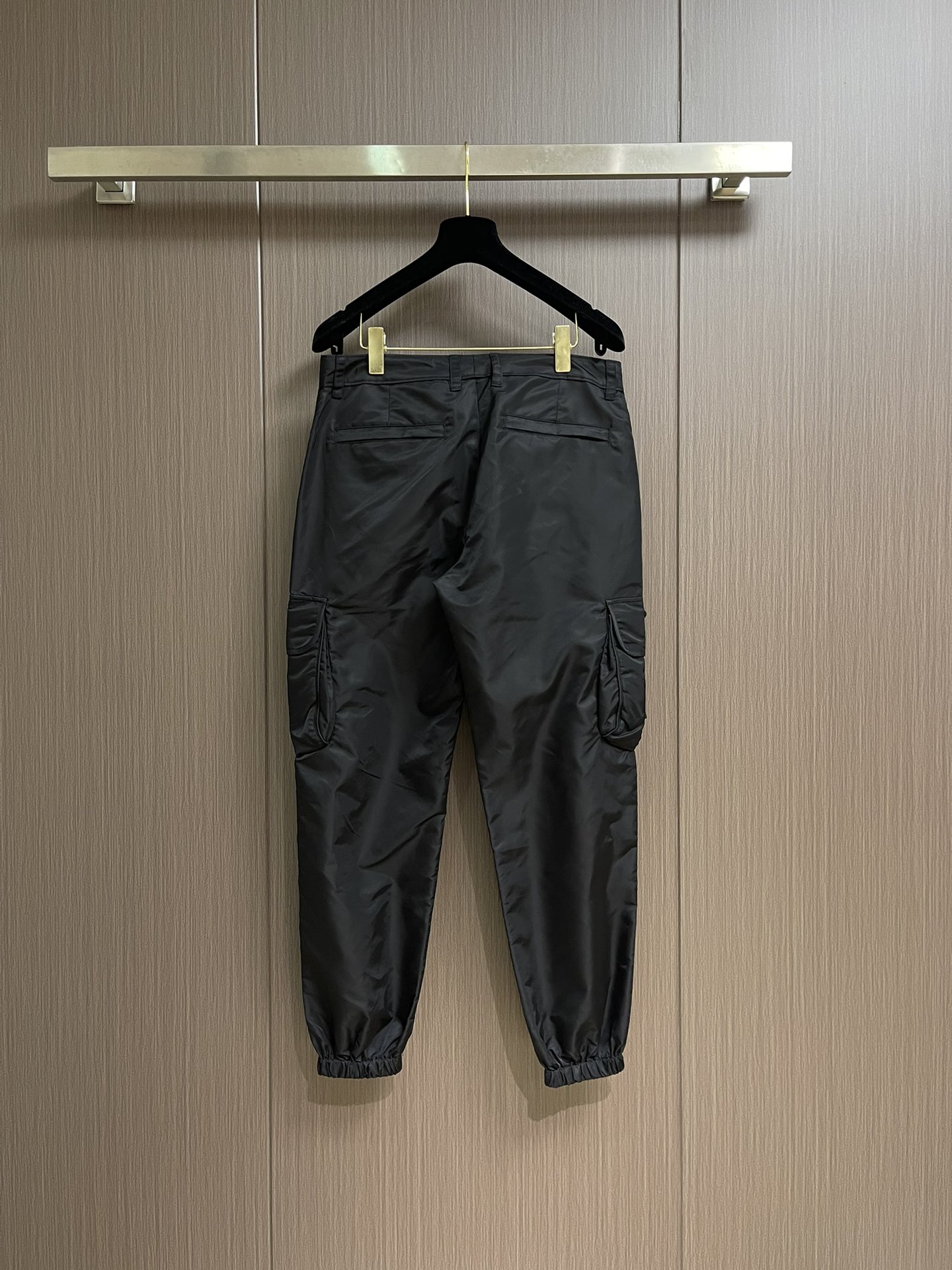 Prada 2025ss新款多袋工装休闲裤，这款长裤采用re-nylon再生尼龙面料打造，饰以标志性的涂