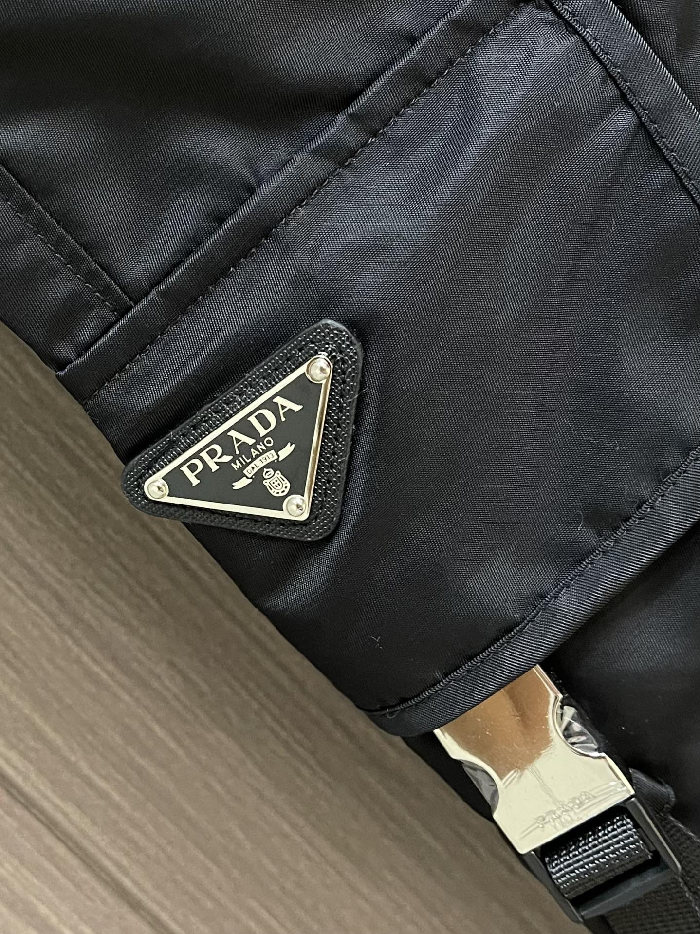 Prada 2025ss新款多袋工装休闲裤，这款长裤采用re-nylon再生尼龙面料打造，饰以标志性的涂