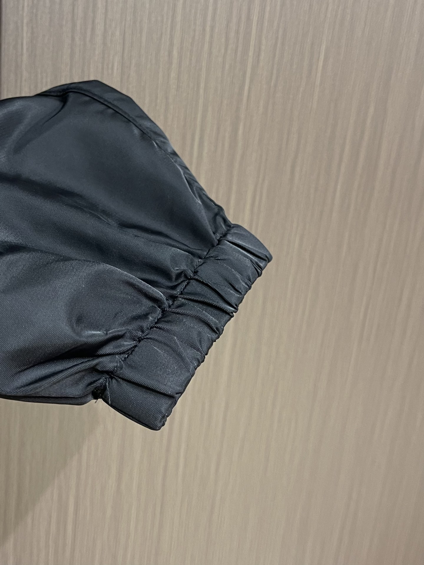 Prada 2025ss新款多袋工装休闲裤，这款长裤采用re-nylon再生尼龙面料打造，饰以标志性的涂