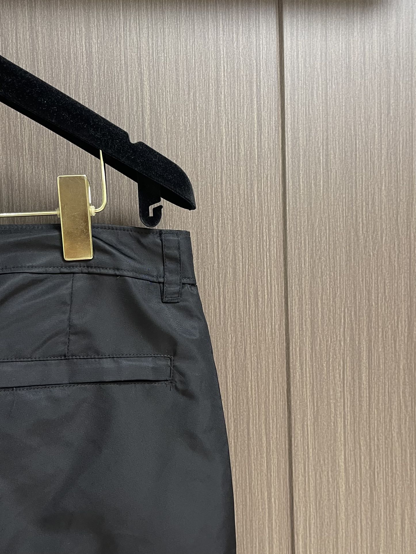 Prada 2025ss新款多袋工装休闲裤，这款长裤采用re-nylon再生尼龙面料打造，饰以标志性的涂