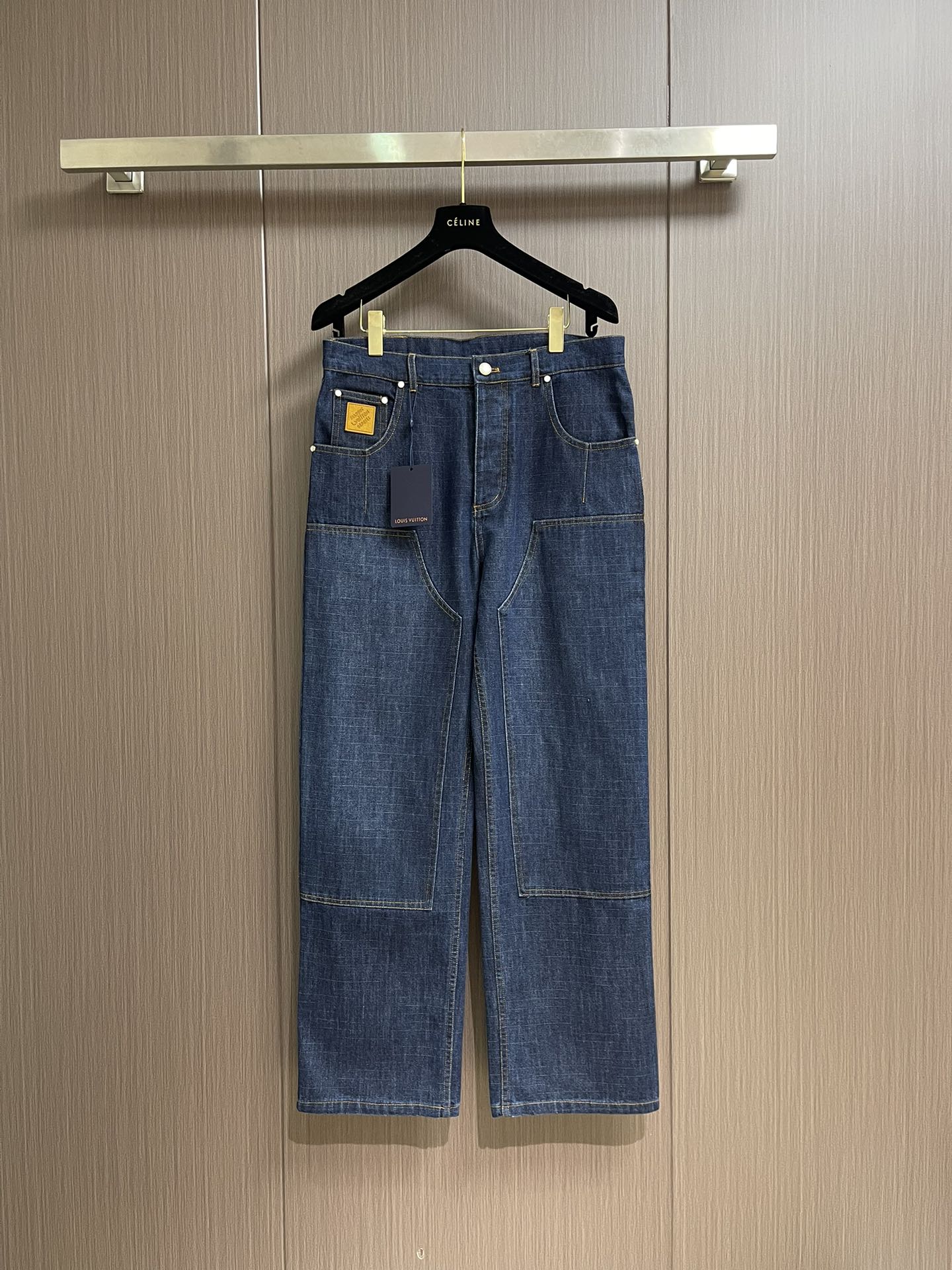 NO:522693,LV washing tannin jeans, this jeans are from the 2025 autumn and winter show, and are made of washing tannin, which is a grainy leather texture. The nubonic leather is decorated with patches and Mini Damier labels and trim with exquisite brushstrokes. Size S-XL,,louis vuitton,jeans,alexander wang19860909LV 水洗丹宁牛仔裤,本牛仔裤出自 2025秋冬秀场,以水洗丹宁布演绎 Epi粒面皮革质感.正绒面革 以贴饰与 Mini Damier 标签分饰票袋和后部,珠光纽扣及铆钉再添考究笔触.尺码S-XL,,louis vuitton,jeans,alexander wang,Men's clothing