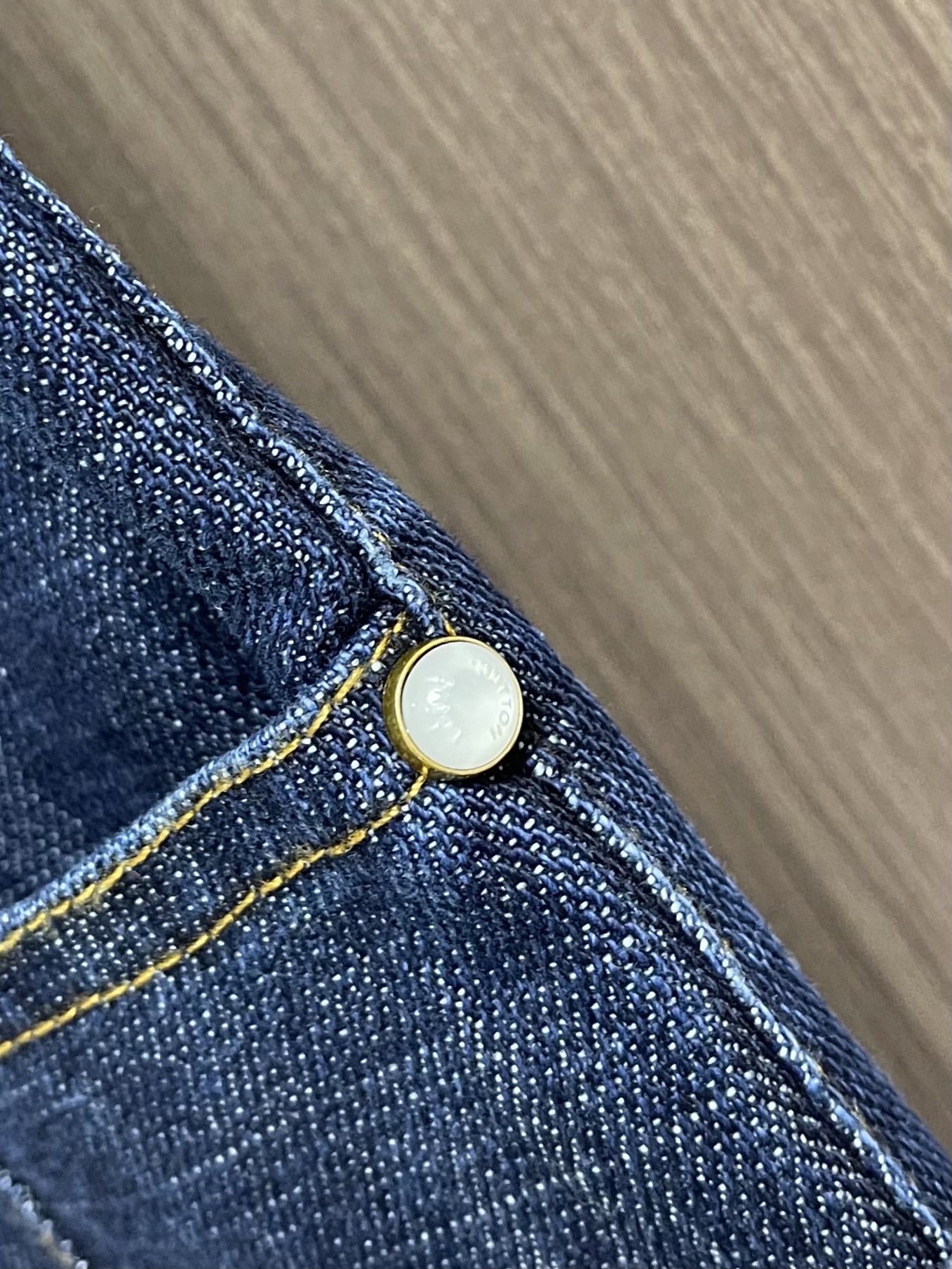 LV 水洗丹宁牛仔裤，本牛仔裤出自 2025秋冬秀场，以水洗丹宁布演绎 EPi粒面皮革质感。正绒面革 以