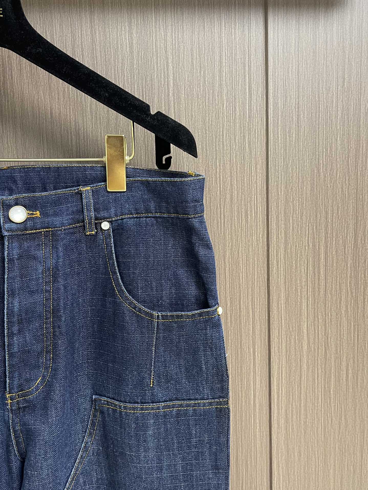 LV 水洗丹宁牛仔裤，本牛仔裤出自 2025秋冬秀场，以水洗丹宁布演绎 EPi粒面皮革质感。正绒面革 以