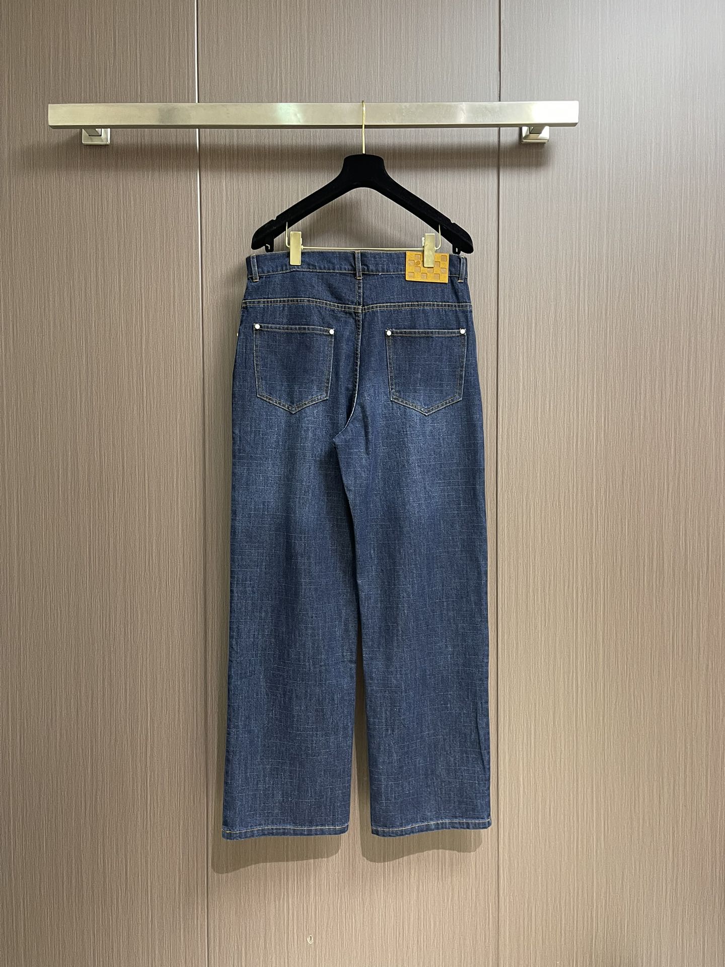 LV 水洗丹宁牛仔裤，本牛仔裤出自 2025秋冬秀场，以水洗丹宁布演绎 EPi粒面皮革质感。正绒面革 以