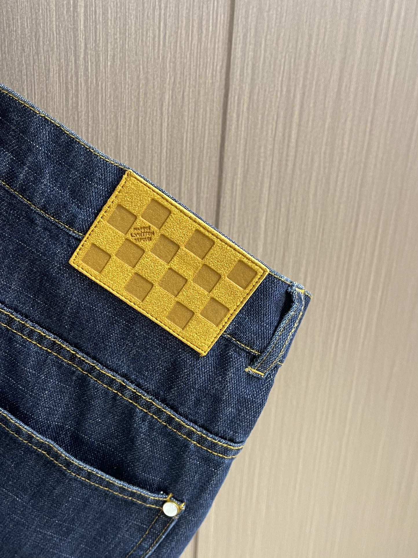 LV 水洗丹宁牛仔裤，本牛仔裤出自 2025秋冬秀场，以水洗丹宁布演绎 EPi粒面皮革质感。正绒面革 以