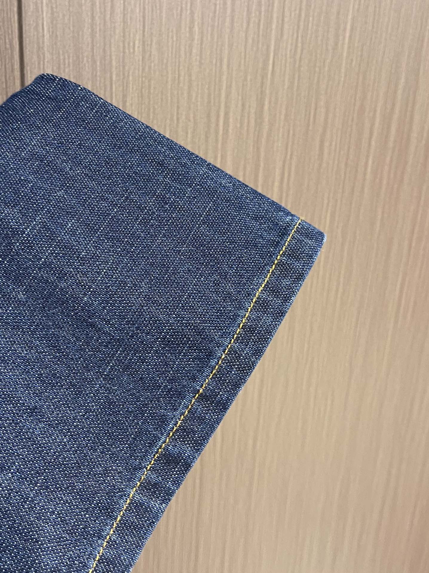 LV 水洗丹宁牛仔裤，本牛仔裤出自 2025秋冬秀场，以水洗丹宁布演绎 EPi粒面皮革质感。正绒面革 以