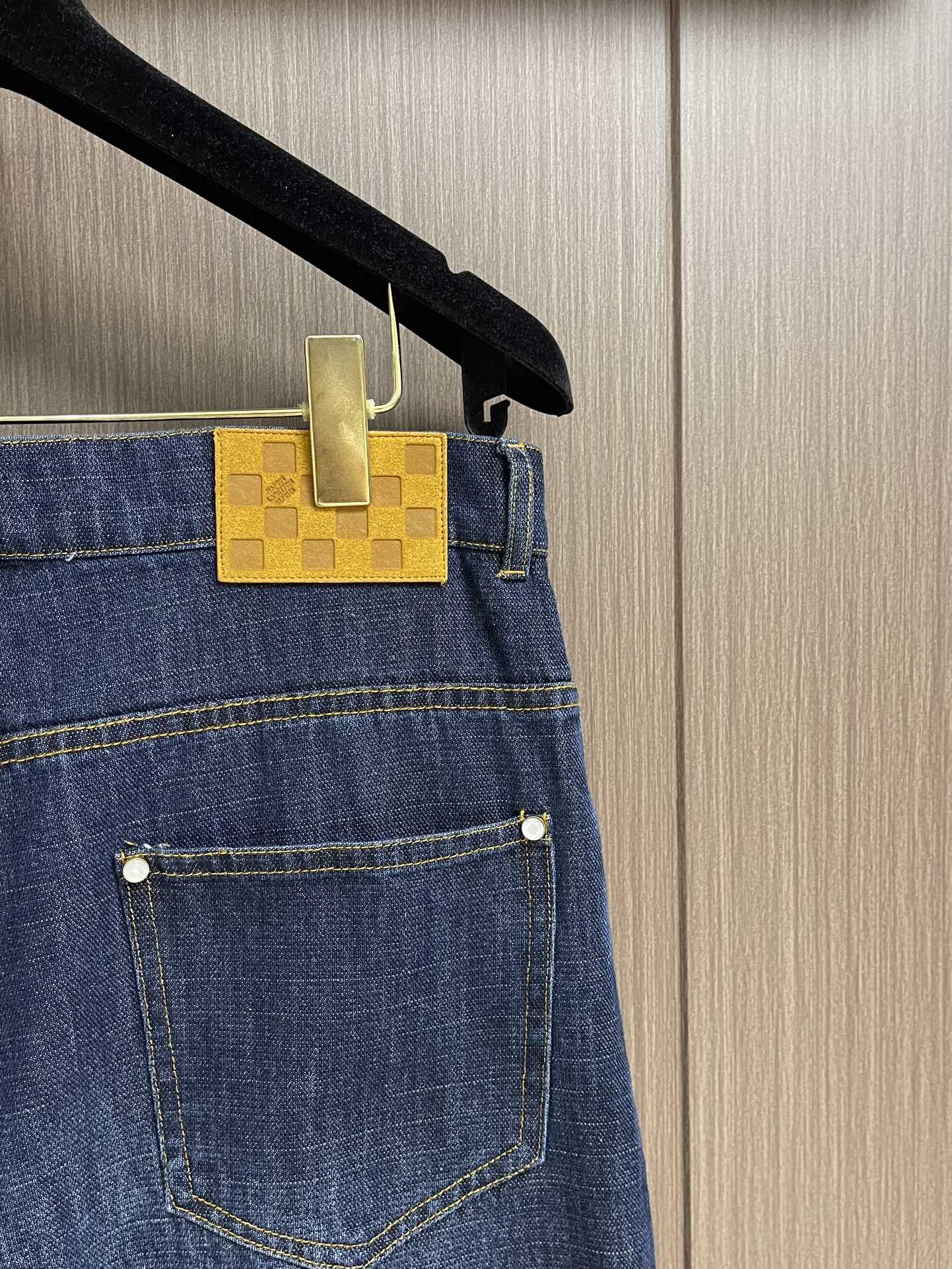 LV 水洗丹宁牛仔裤，本牛仔裤出自 2025秋冬秀场，以水洗丹宁布演绎 EPi粒面皮革质感。正绒面革 以