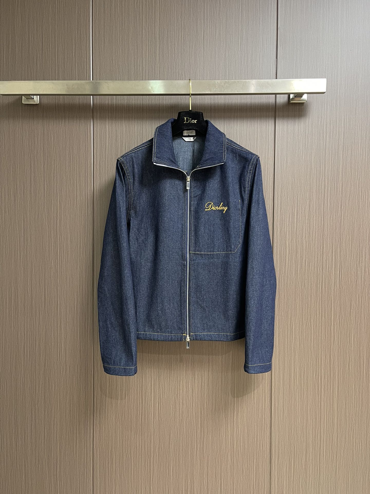 NO:531237,Top Jeans Dior 2025FW Autumn and Winter New Alphabet Embroidered Stand Collar Straight Denim Jacket Jeans Set, Dior Love Logo Designed from Dior Archives, Navy Blue Cotton Denim Front Chest Dior Love Embellished Two-way Zipper Opening and Closed, Matched with Dior Logo Zipper Head, Patch Pocket Design, Drawstring Cuffs and Bottom Side. Size 38-39-40-41 Denim 29-30-31-32,,dior,dior,jeans,jackets & coats,alexander wang19860909上衣 牛仔裤 Dior 2025FW 秋冬新款字母刺绣立领直筒牛仔夹克牛仔裤套装,设计自Dior档案的迪奥之爱标志 采用海军蓝色棉质牛仔布 前胸迪奥之爱刺绣 双向拉链开合,搭配 Dior 标志拉链头 胸前贴袋设计 抽绳袖口和底边.尺码38-39-40-41 牛仔29-30-31-32,,dior,dior,jeans,jackets & coats,alexander wang,Men's clothing