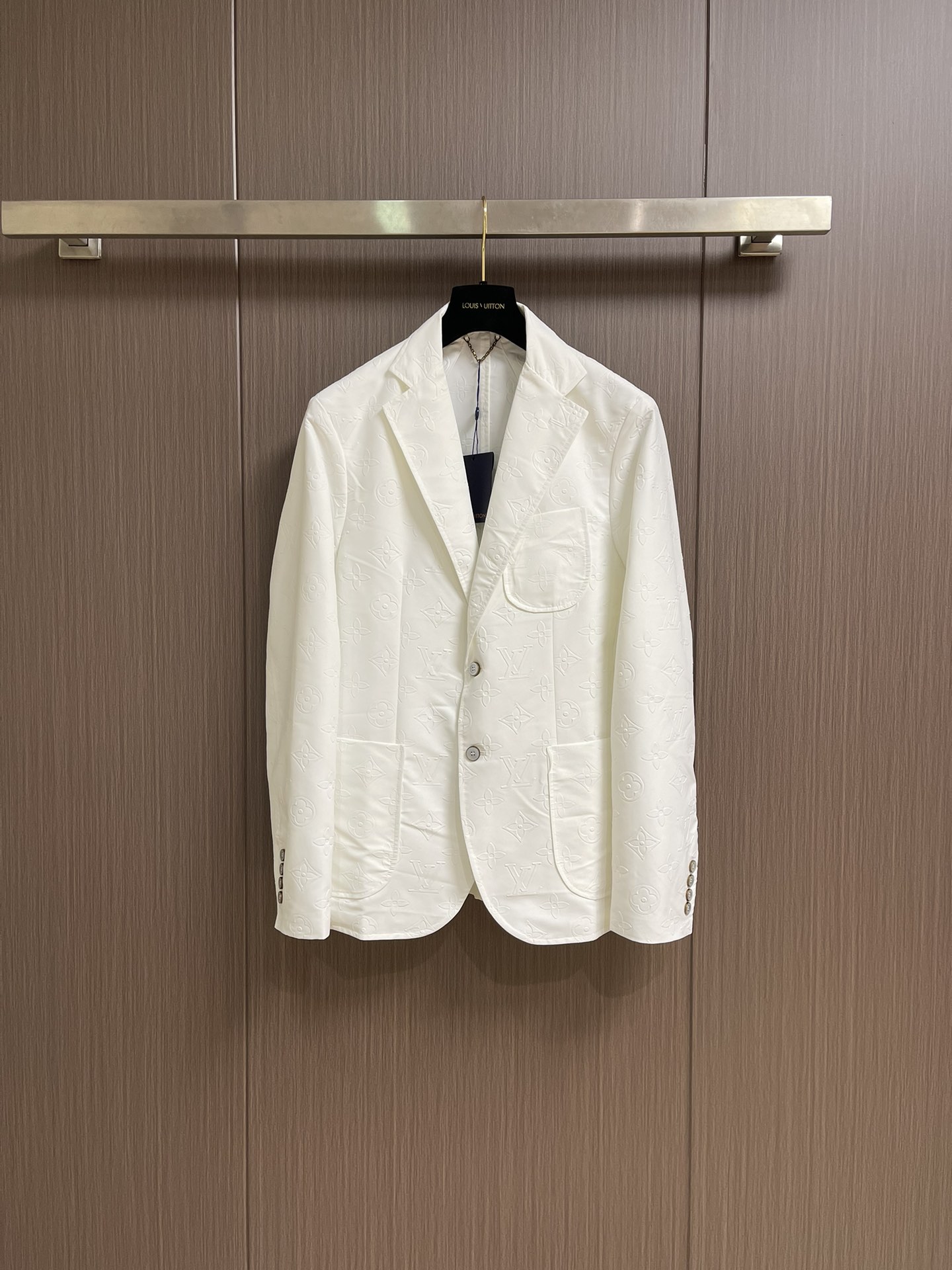 NO:531229,Tops, pants, LV embossed jacquard jacket trousers set, using custom cotton fabric, skin-friendly, breathable, not easy to deform, and has a soft outline; Macro Monogram embossing uses precise imprinting technology to make the brand logo form a three-dimensional embossing feeling on the surface of the fabric; the embossing depth and spacing are controlled just right, and you can feel the delicate concave and convex texture when touched at the touch, which makes the visually more advanced and layered; the smooth shoulder lines are neat and stylish, modify the shoulder lines and add a neat feeling, and the round patch pocket design is exquisite, adding a soft atmosphere and practicality to the whole; the straight-leg design of the trousers modifies the leg lines, making the leg shape more straight and slender. Size S-XL,,louis vuitton, jackets & coats,alexander wang19860909上衣 裤子 LV 压纹提花外套长裤套装,采用定制棉质面料,亲肤透气不易变形走样,现柔和轮廓；Macro Monogram 压纹通过精准的压印技术,让品牌标识在面料表面形成立体浮雕观感；压纹深度、间距把控得恰到好处,上手触摸能感受到细腻的凹凸肌理,视觉上更显高级层次感；流畅肩线利落有型,修饰肩部线条增添利落感,圆润贴袋设计精巧,为整体增添柔和气息与实用性；长裤直筒设计修饰腿部线条,让腿型更显笔直修长.尺码S-XL,,louis vuitton,jackets & coats,alexander wang,Men's clothing