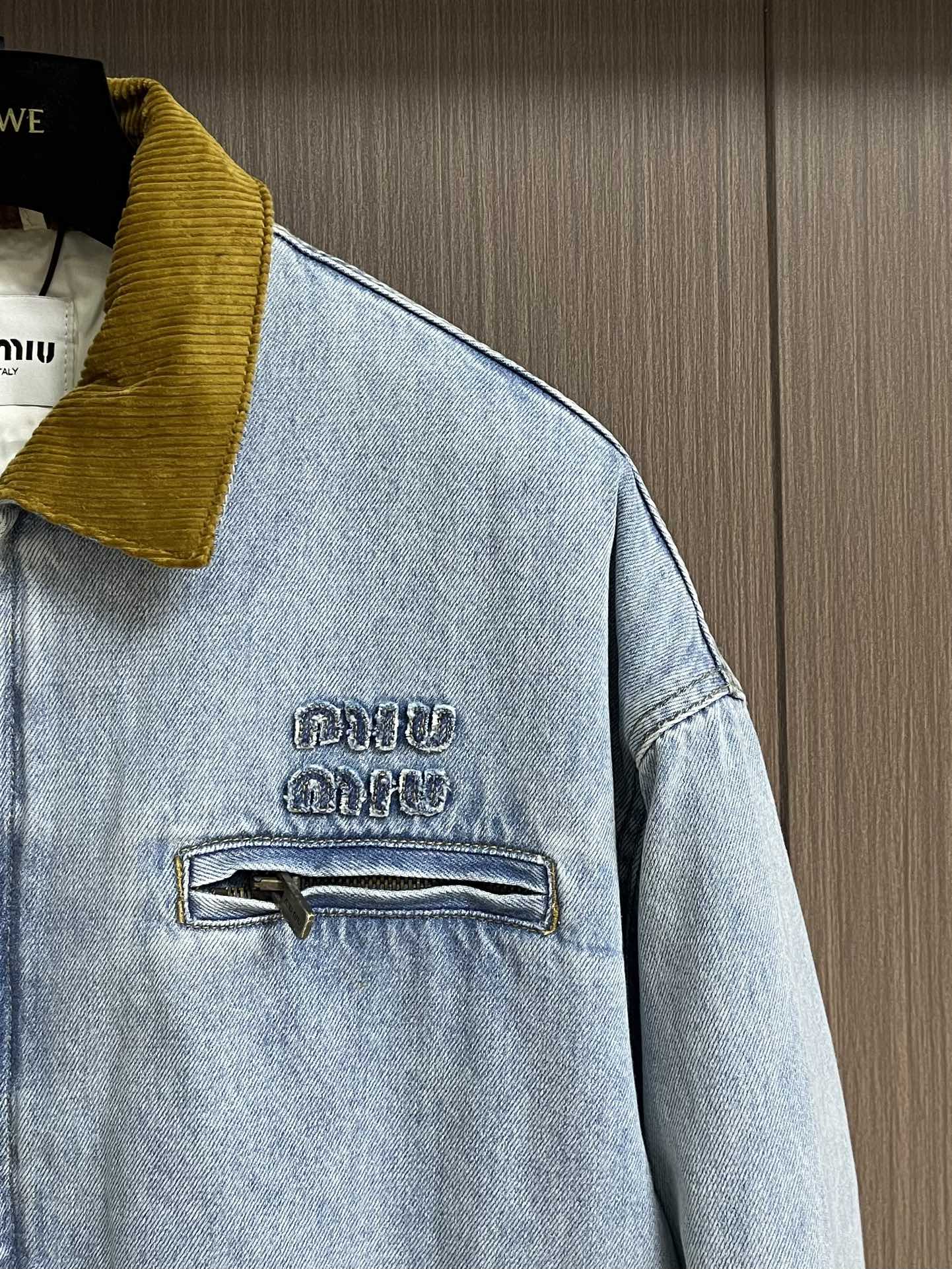 MiuMIU 灯芯绒领做旧牛仔棉服夹克，定制日本进口12oz斜纹编织丹宁面料，纱线经环锭纺处理，保留粗粝