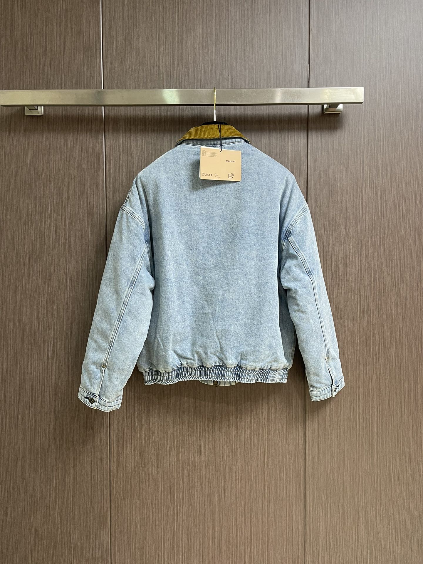 MiuMIU 灯芯绒领做旧牛仔棉服夹克，定制日本进口12oz斜纹编织丹宁面料，纱线经环锭纺处理，保留粗粝