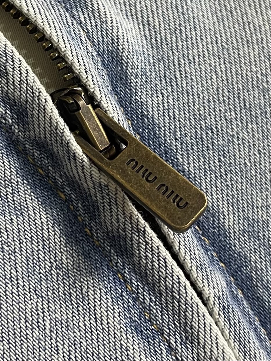 MiuMIU 灯芯绒领做旧牛仔棉服夹克，定制日本进口12oz斜纹编织丹宁面料，纱线经环锭纺处理，保留粗粝