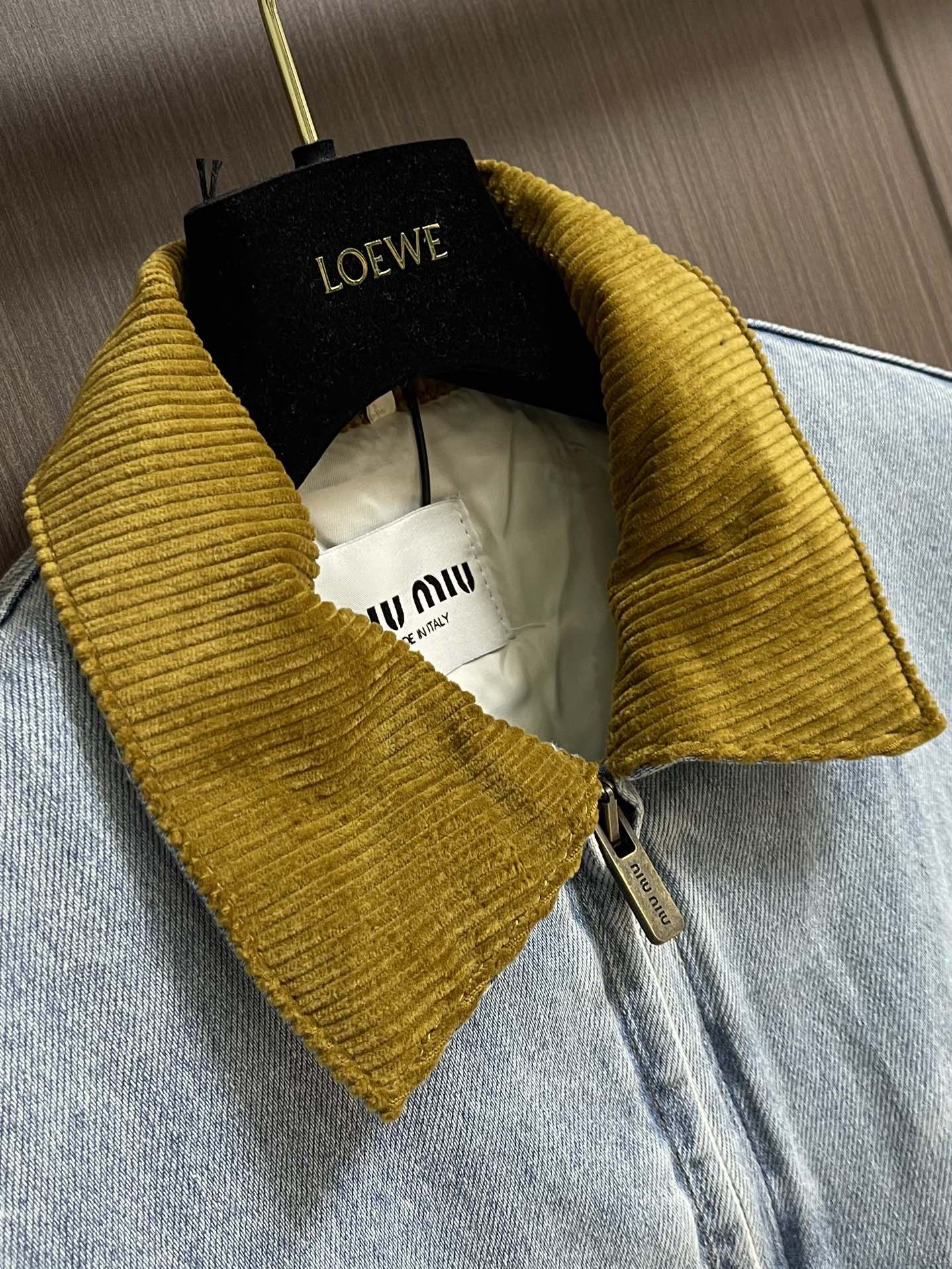 MiuMIU 灯芯绒领做旧牛仔棉服夹克，定制日本进口12oz斜纹编织丹宁面料，纱线经环锭纺处理，保留粗粝