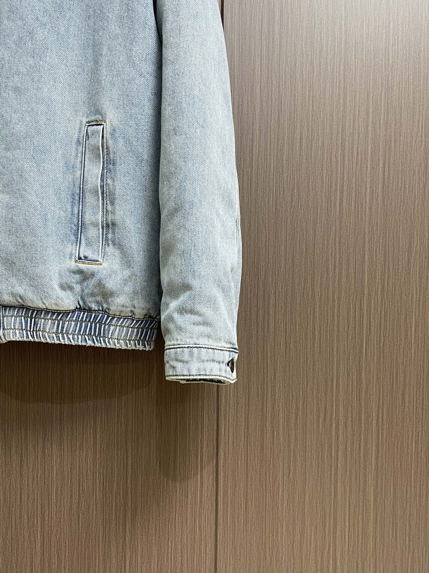 MiuMIU 灯芯绒领做旧牛仔棉服夹克，定制日本进口12oz斜纹编织丹宁面料，纱线经环锭纺处理，保留粗粝