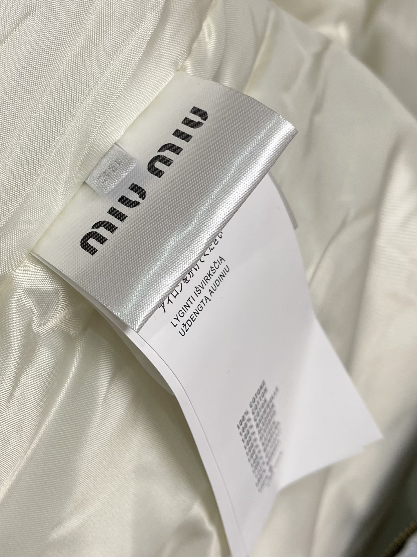 MiuMIU 灯芯绒领做旧牛仔棉服夹克，定制日本进口12oz斜纹编织丹宁面料，纱线经环锭纺处理，保留粗粝